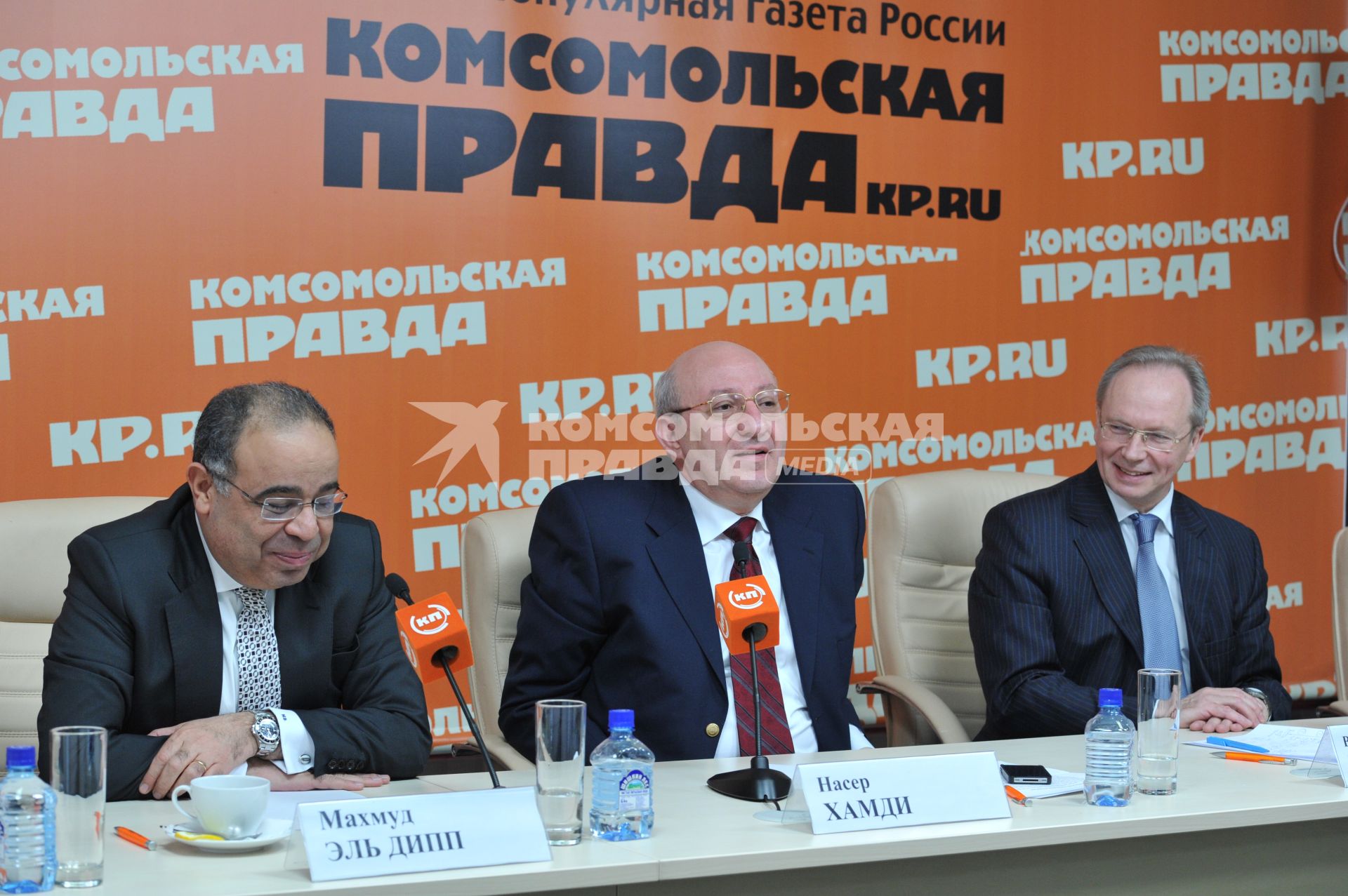 ИД `Комсомольская правда`. Пресс-центр. На снимке (слева направо): чрезвычайный и полномочный посол Арабской Республики Египет Махмуд Эль Диип, председатель Управления по развитию туризма Арабской Республики Египет Насер Хамди и начальник управления международного сотрудничества Ростуризма Валерий Коровкин