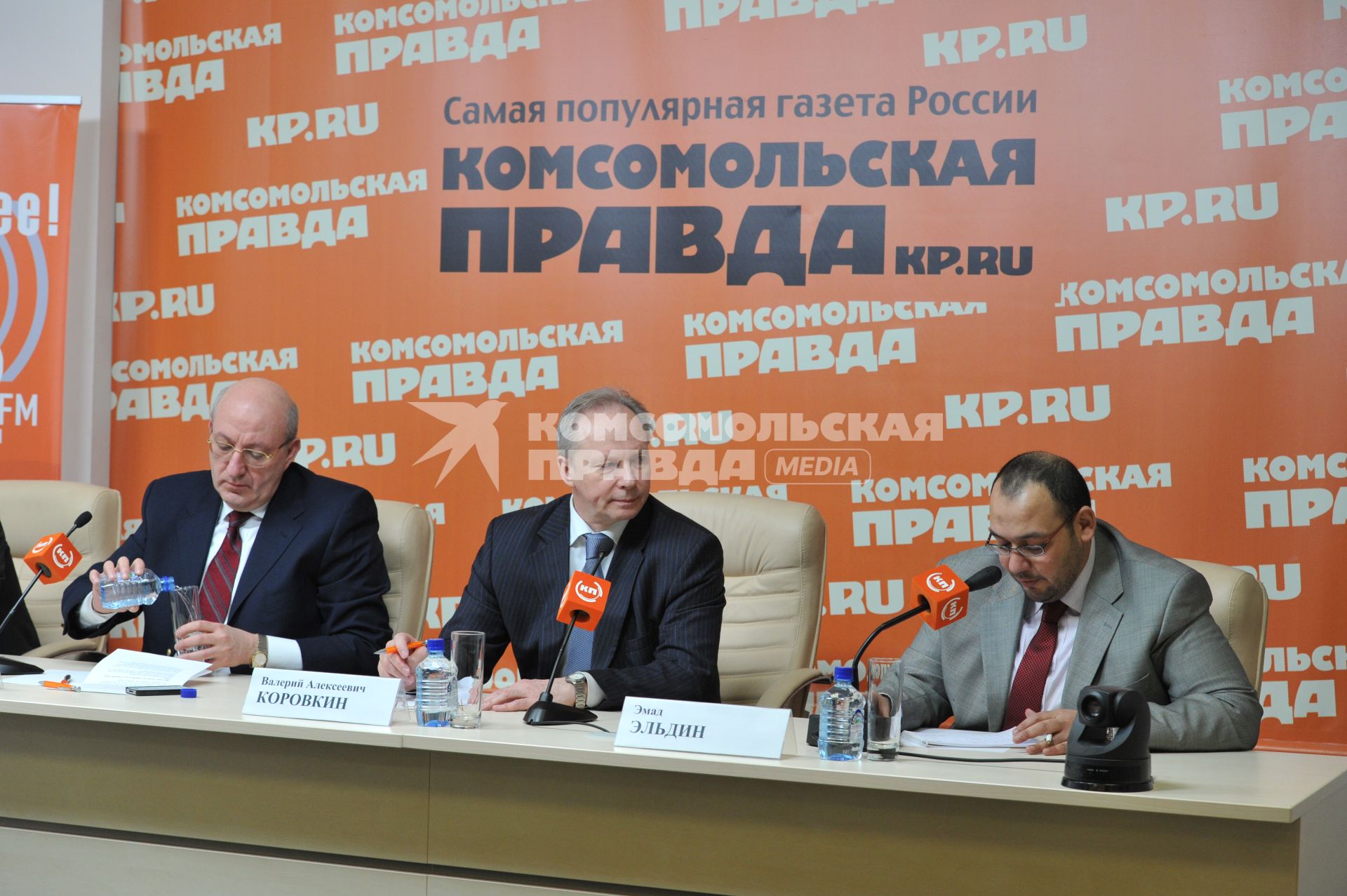 ИД `Комсомольская правда`. Пресс-центр. На снимке (слева направо): председатель Управления по развитию туризма Арабской Республики Египет Насер Хамди, начальник управления международного сотрудничества Ростуризма Валерий Коровкин и Эмад Эльдин.