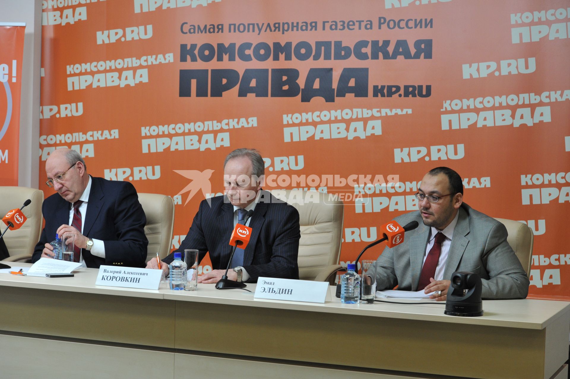 ИД `Комсомольская правда`. Пресс-центр. На снимке (слева направо): председатель Управления по развитию туризма Арабской Республики Египет Насер Хамди, начальник управления международного сотрудничества Ростуризма Валерий Коровкин и Эмад Эльдин.