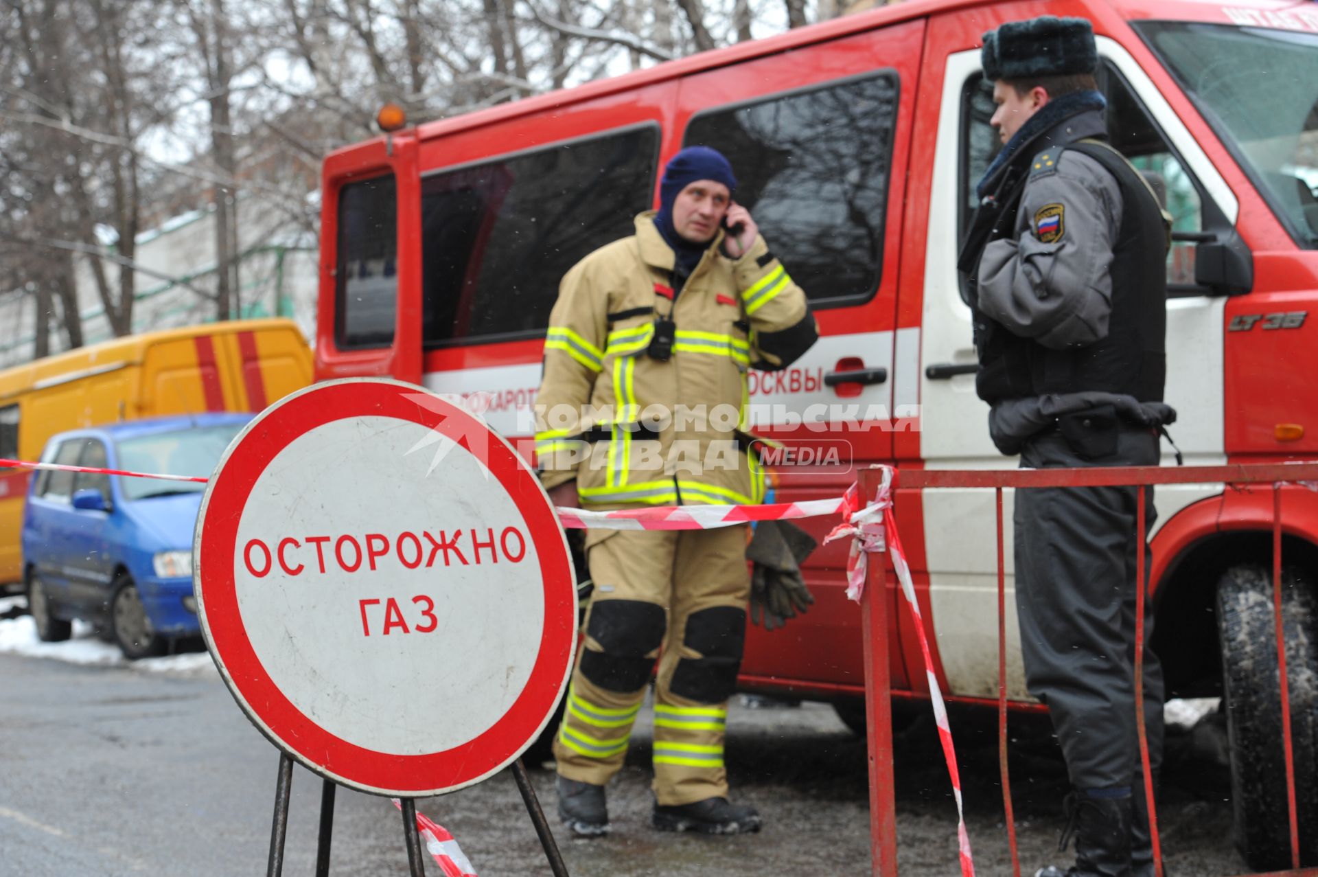 Гагаринский переулок. На снимке: спасатели работают на месте происшествия. Во время проведения плановых технических работ инструментами был поврежден газопровод, в результате чего произошло возгорание газа.