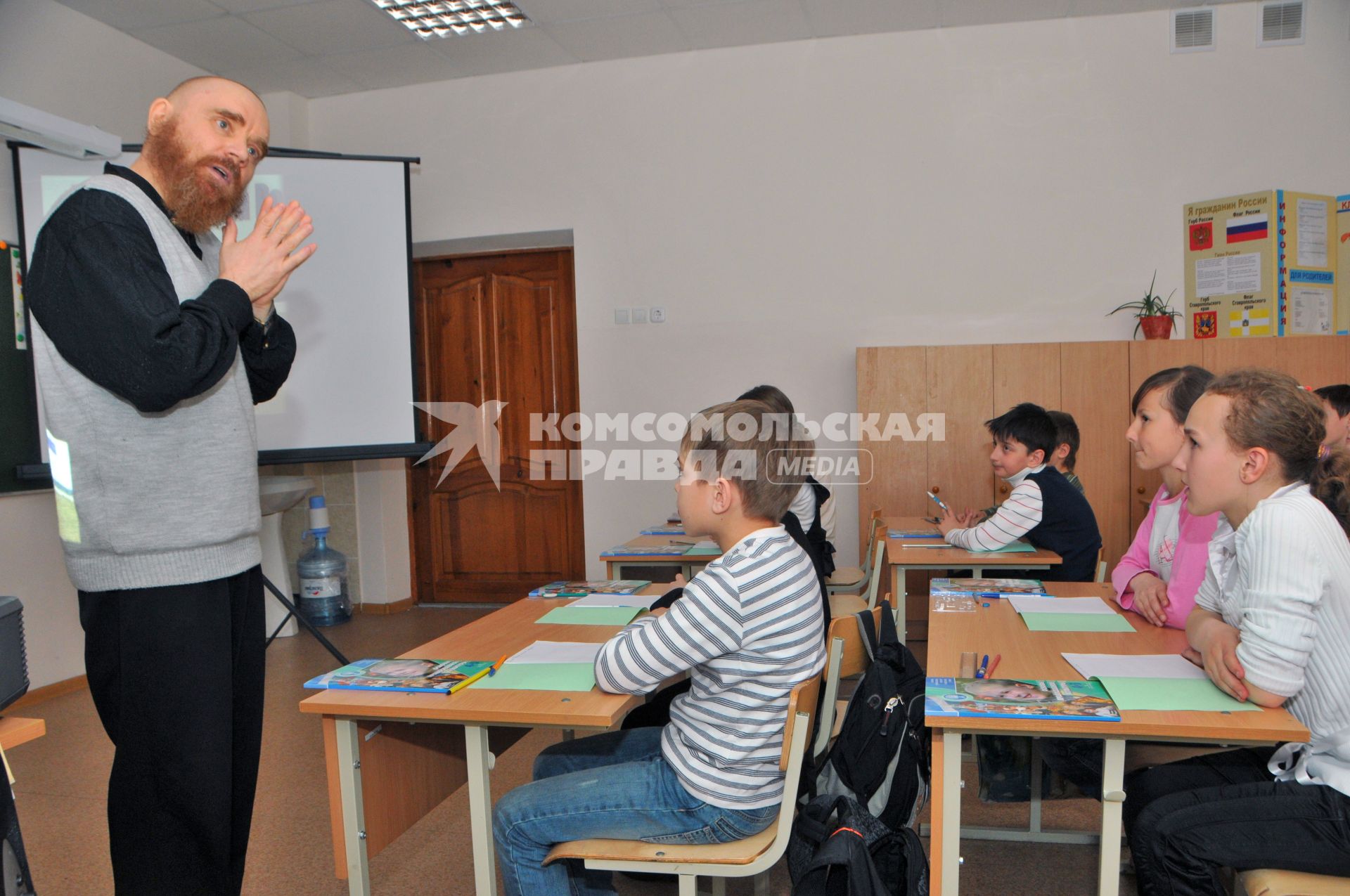 Учитель в классе.