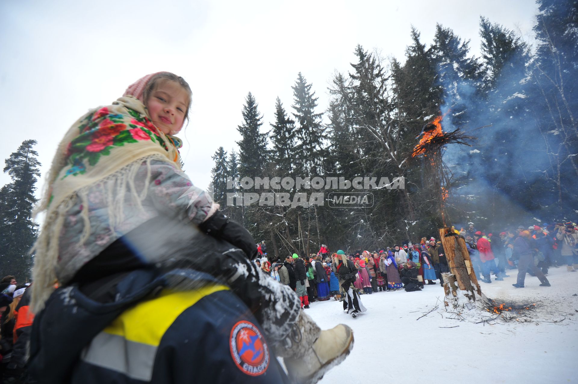 Ежегодный неформальный праздник`Бакшевская Масляница 2013`. На снимке: сожжение чучела Масленицы.