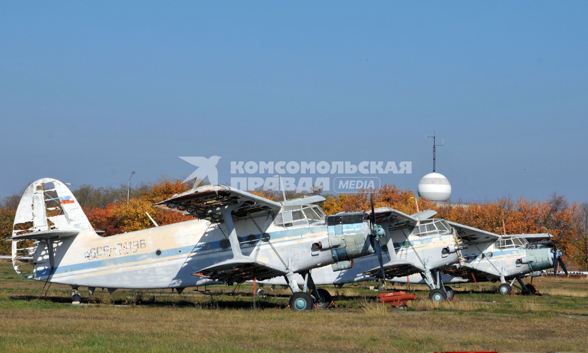 Полуразвалившиеся самолеты ан-2 в аэропорту Ставрополя.