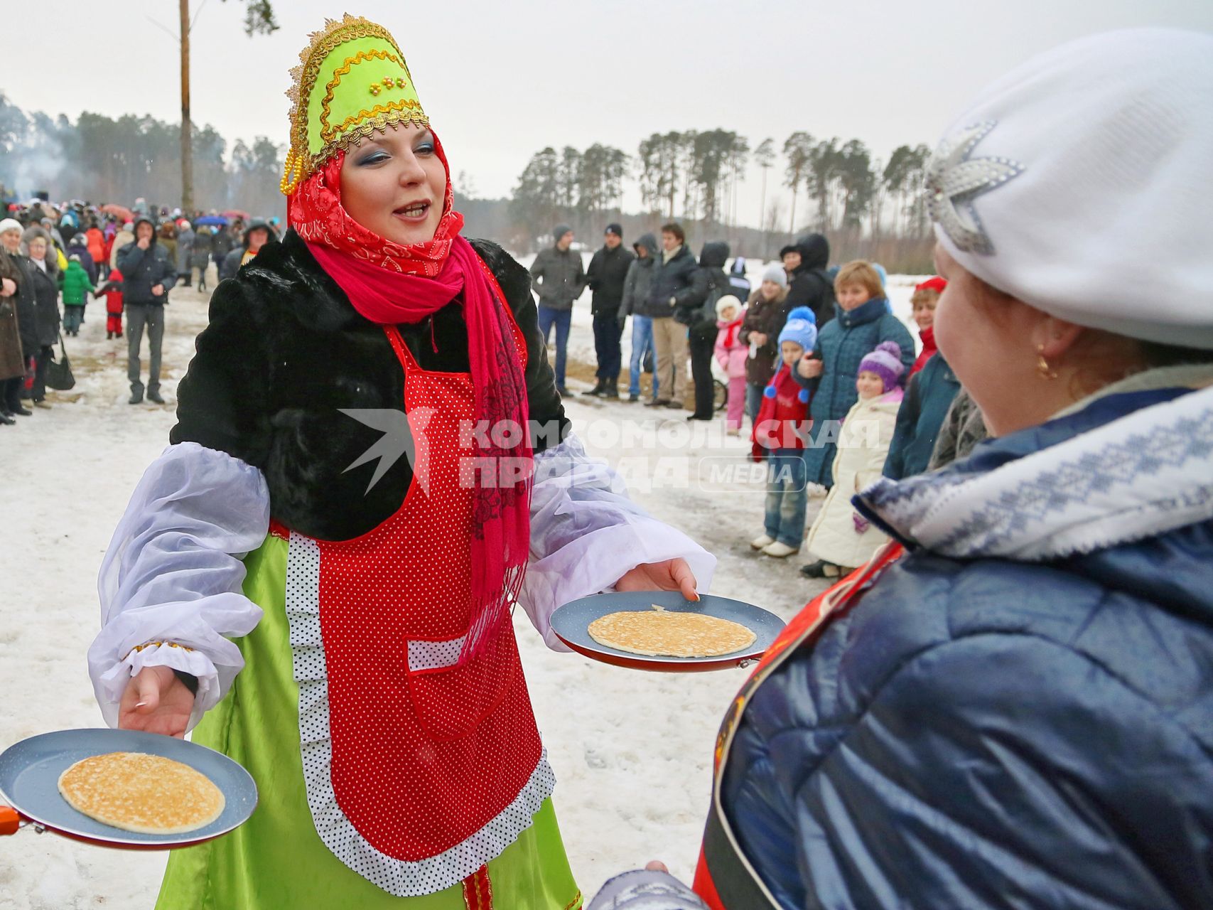 Женщина предлагает блины.