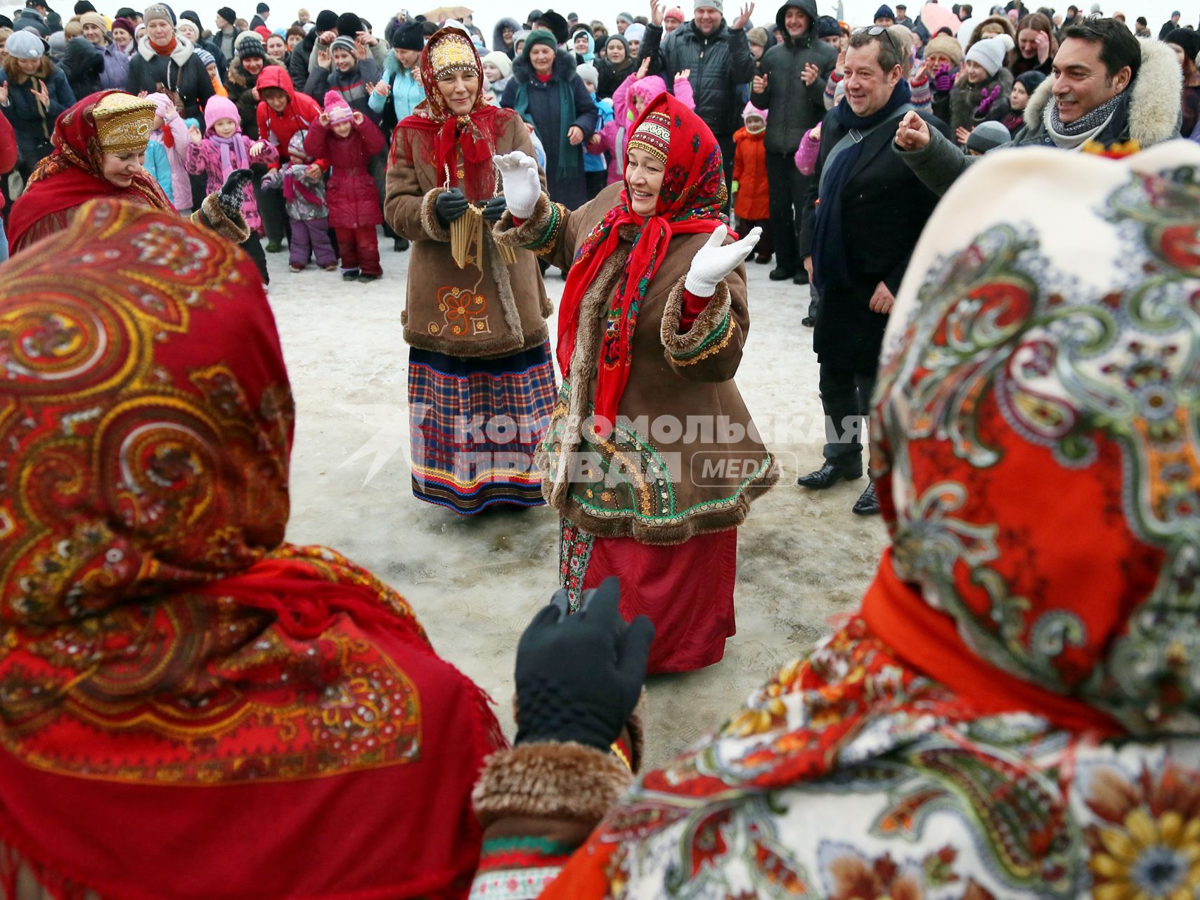 Гулянья на масленицу. Женщины в русских национальных костюмах танцуют.