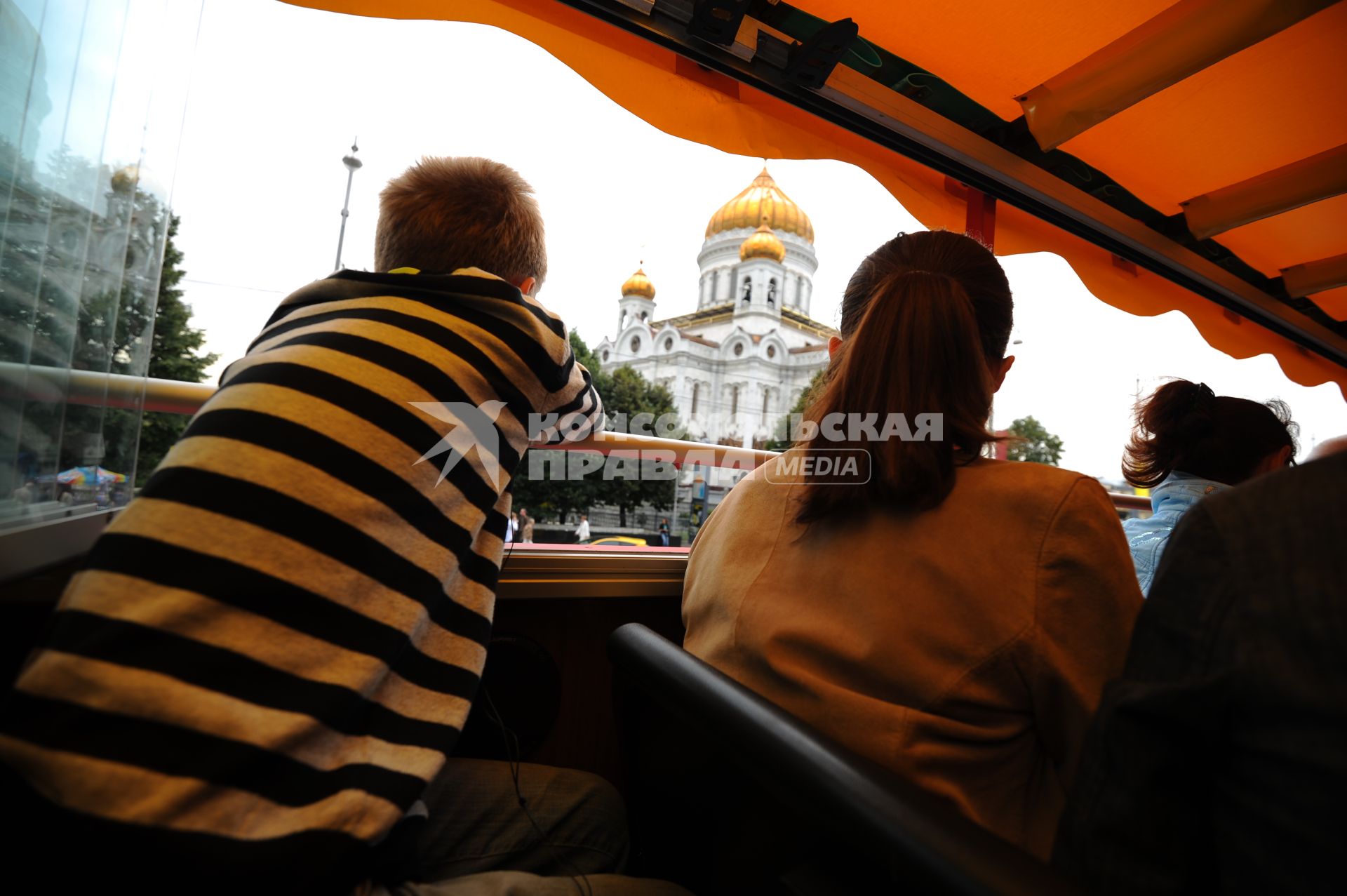 Экскурсия на двухэтажном туристическом автобусе `Даблдекер` по улицам  Москвы. На снимке: пассажиры.