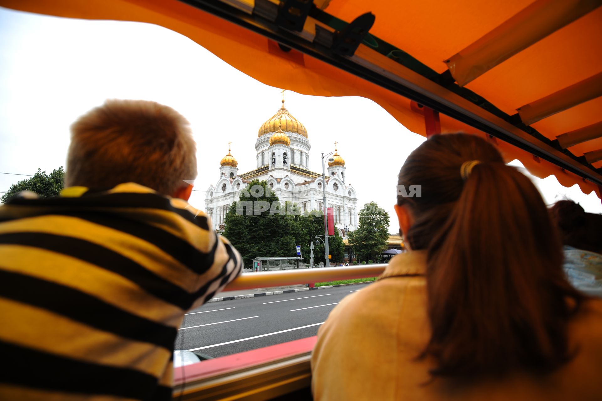 Экскурсия на двухэтажном туристическом автобусе `Даблдекер` по улицам  Москвы. На снимке: пассажиры.
