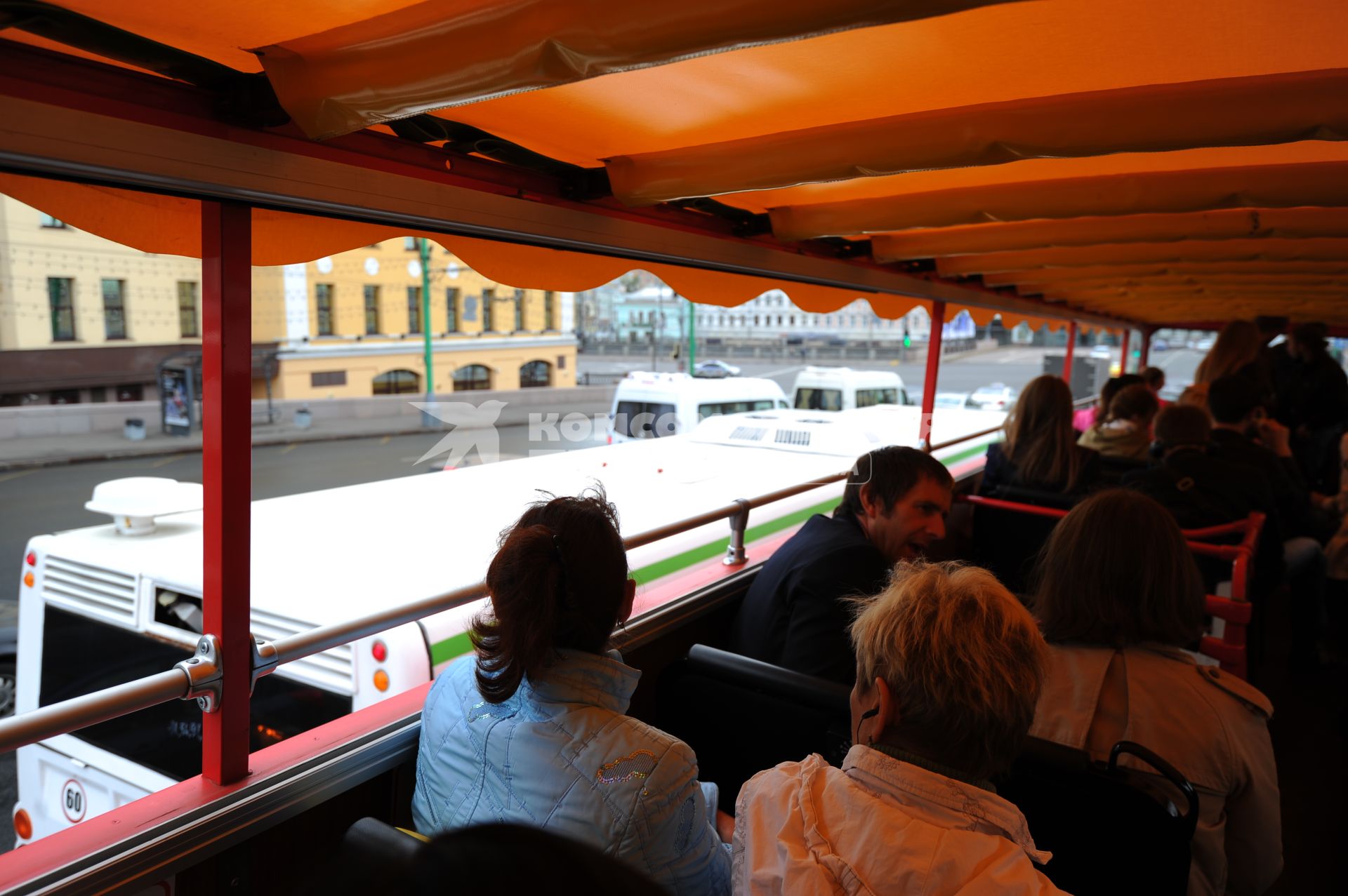 Двухэтажный туристический автобус `Даблдекер` на одной из улиц Москвы. На снимке: пассажиры.