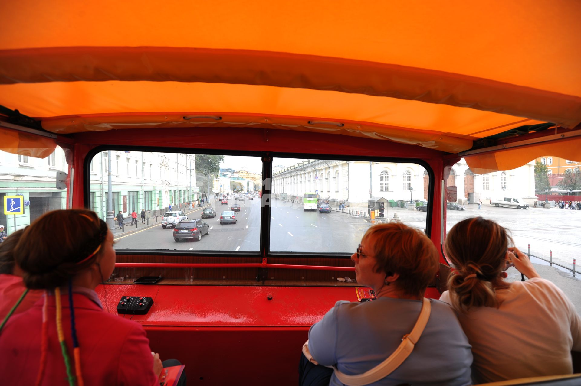 Двухэтажный туристический автобус `Даблдекер` на одной из улиц Москвы. На снимке: пассажиры в салоне автобуса.