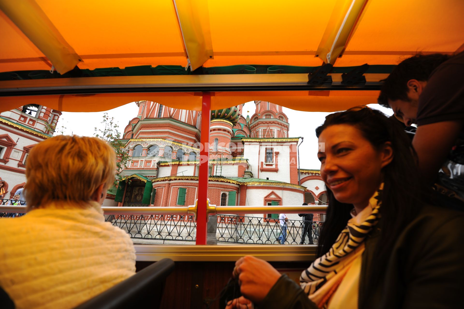 Экскурсия на двухэтажном туристическом автобусе `Даблдекер` по улицам  Москвы. На снимке: пассажиры в салоне автобуса