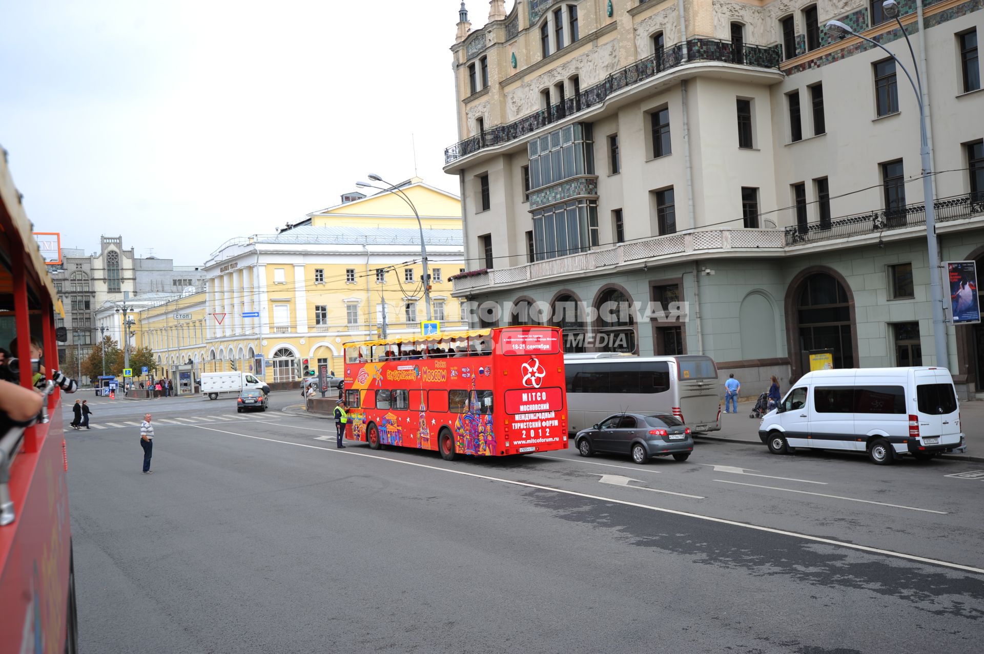 Двухэтажный туристический автобус `Даблдекер` на одной из улиц Москвы.