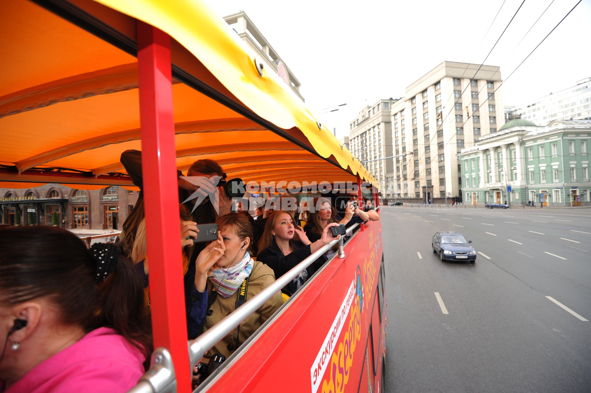 Двухэтажный туристический автобус `Даблдекер` на одной из улиц Москвы. На снимке: пассажиры в салоне автобуса.
