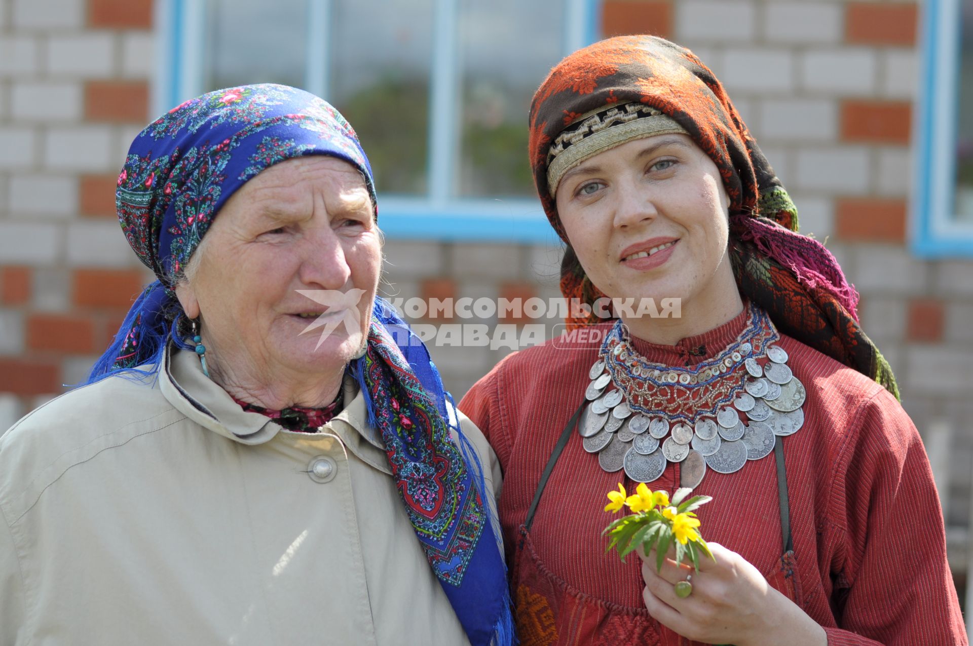 Участница коллектива `Бурановские бабушки` Зоя Дородова (слева) и корреспондент КП Дарья Завгородняя в национальном удмуртском костюме.