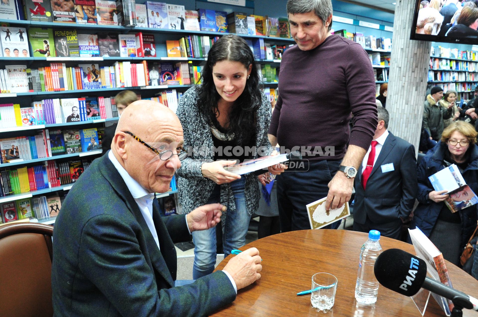 Московский Дом книги. Презентация книги В. Познера `Их Италия: путешествие-размышление `по сапогу`. На снимке: тележурналист Владимир Познер и читатели