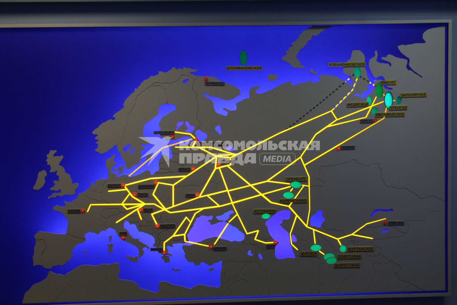 Новый Уренгой. Здание музея ООО `Газпром добыча Уренгой`. На снимке: схема газопровода по миру.