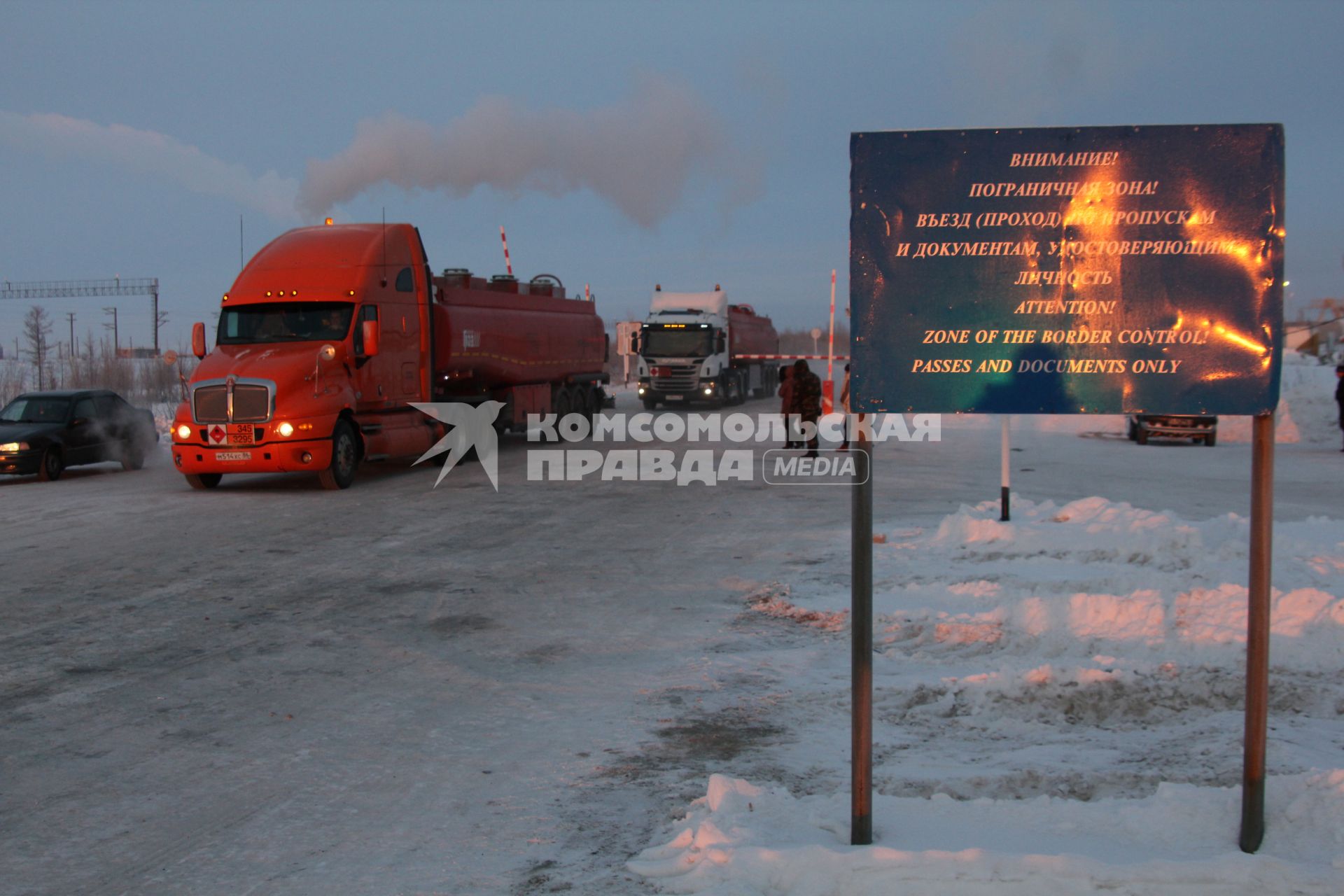 Новый Уренгой. На снимке: КПП. В декабре 2012 года власти города ввели пропускную систему на въезд в город.