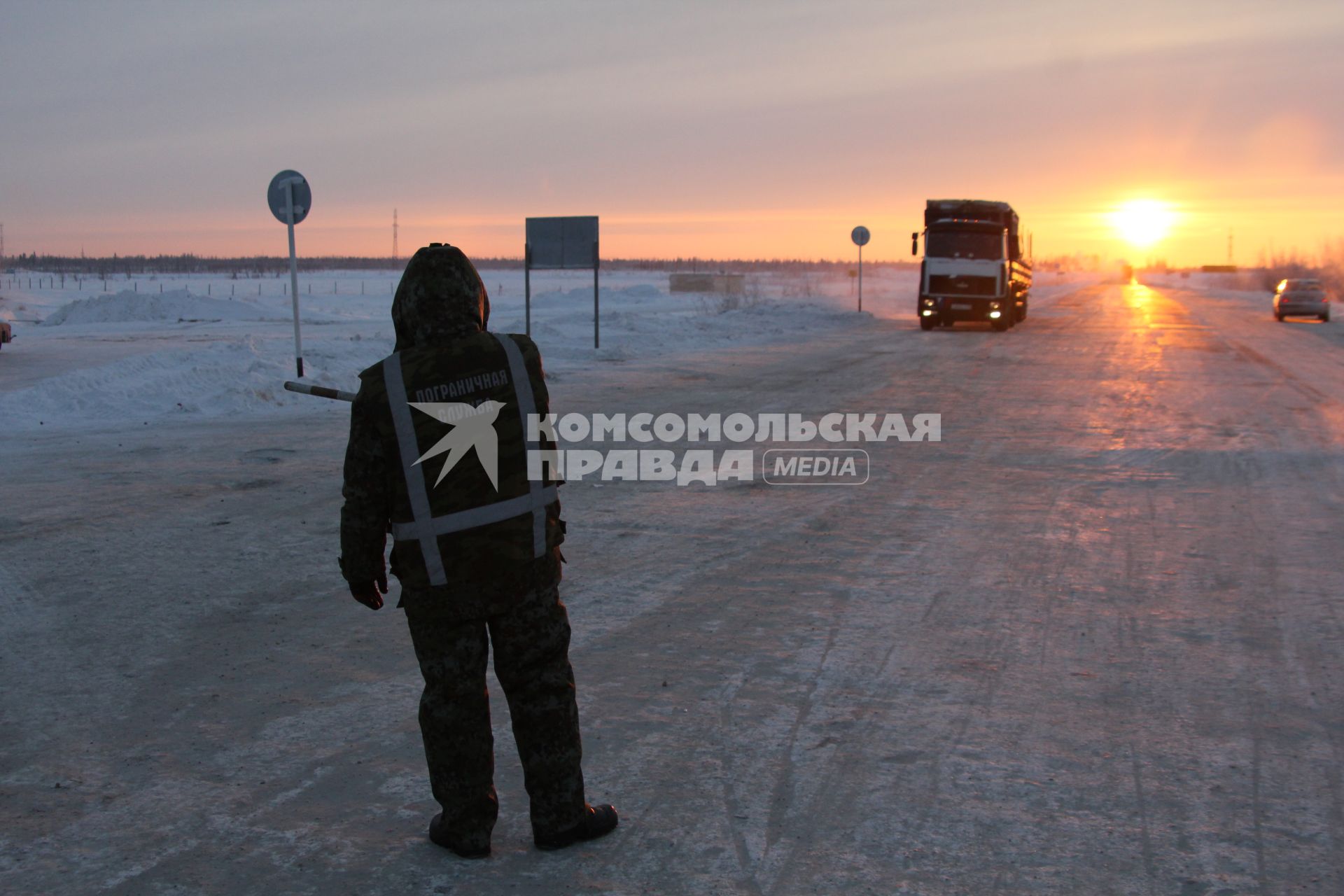 Новый Уренгой. На снимке: КПП. В декабре 2012 года власти города ввели пропускную систему на въезд в город.