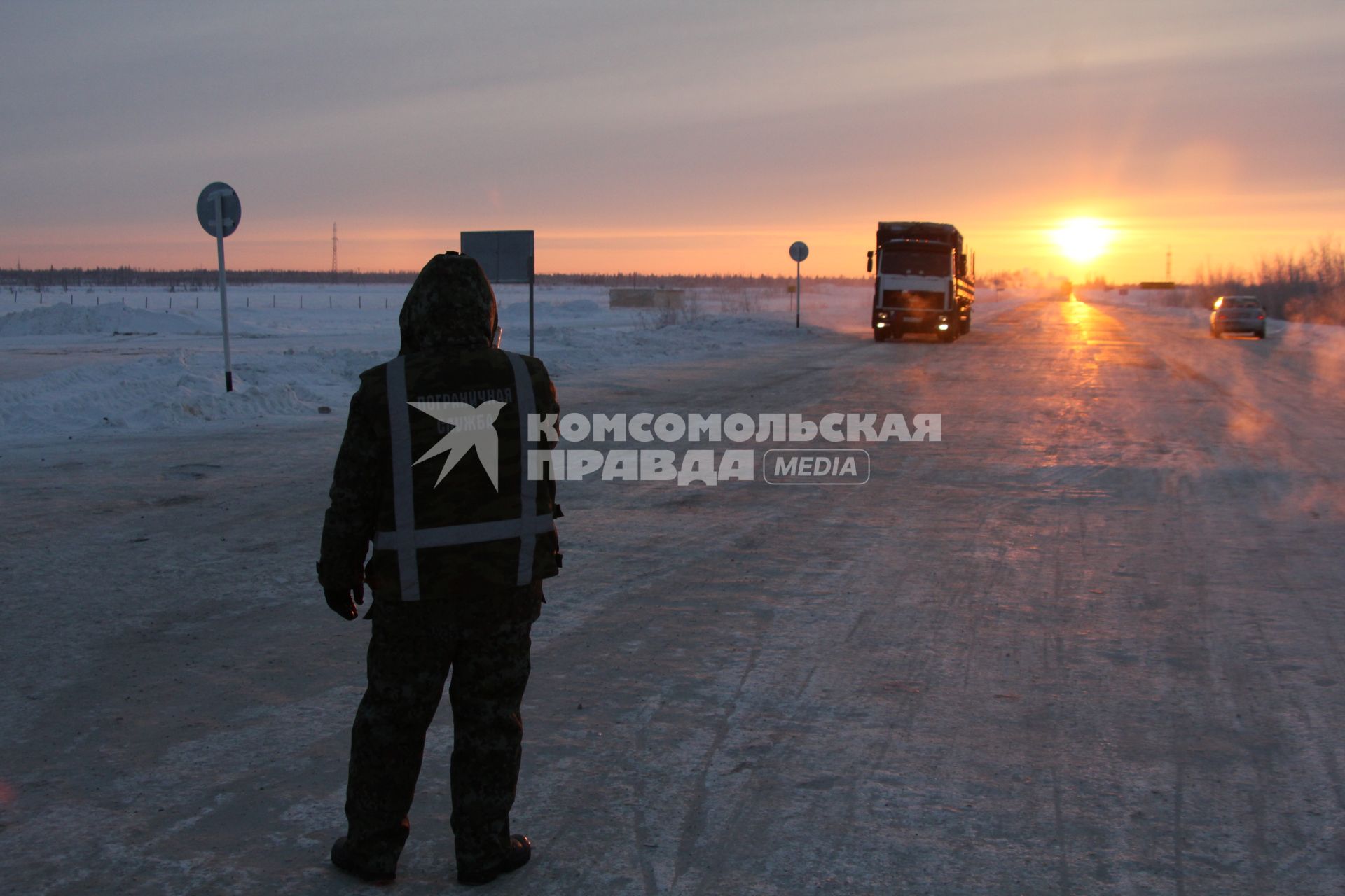 Новый Уренгой. На снимке: КПП. В декабре 2012 года власти города ввели пропускную систему на въезд в город.