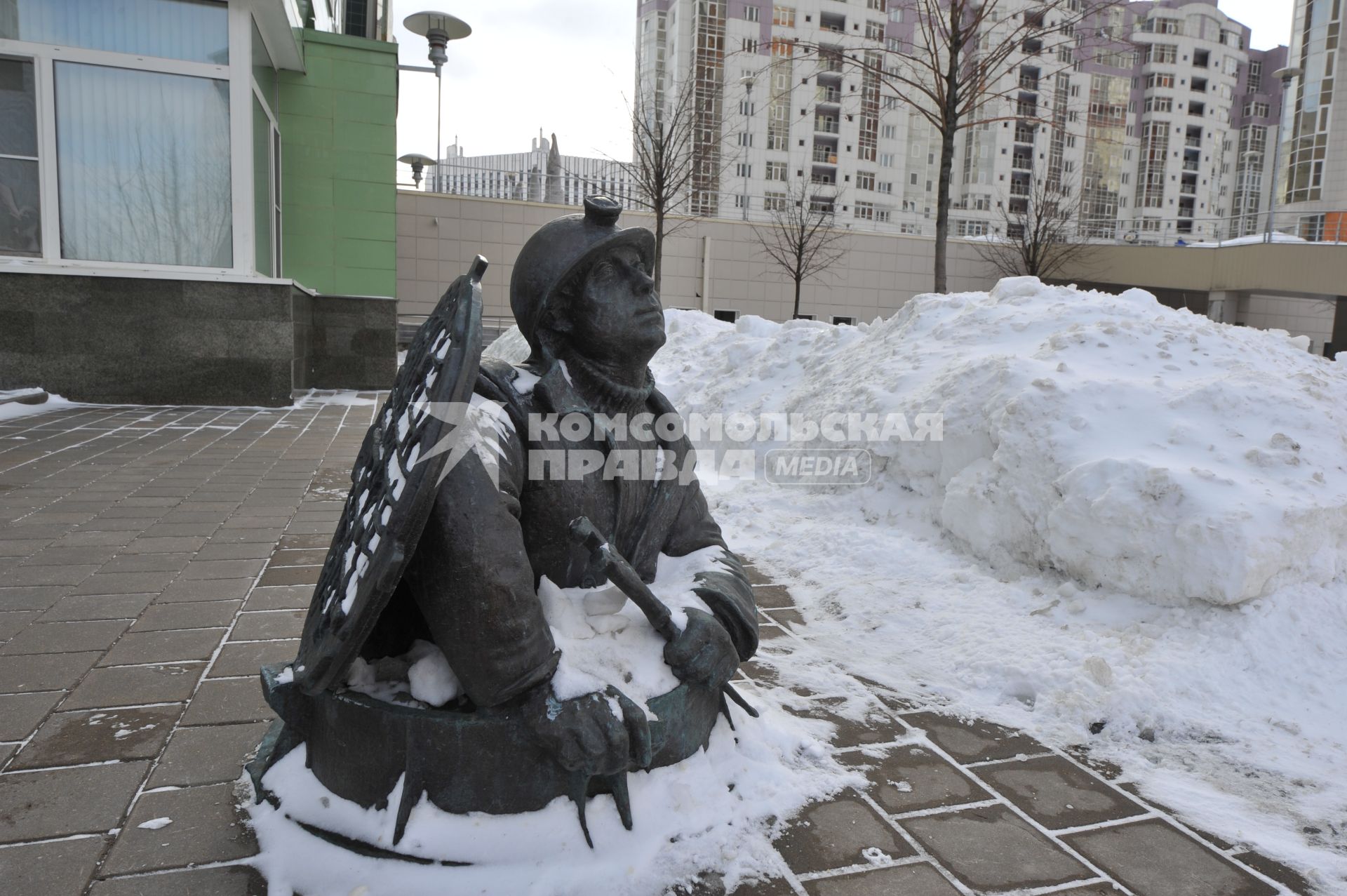 Проспект Вернадского. На снимке: памятник водопроводчику.