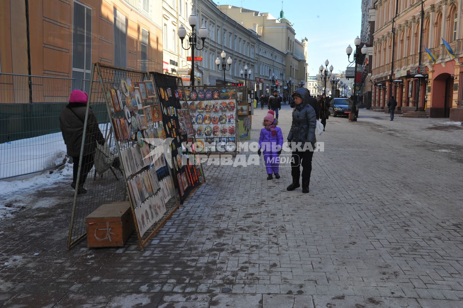 Виды Москвы. Улица Старый Арбат. На снимке: продажа картин.