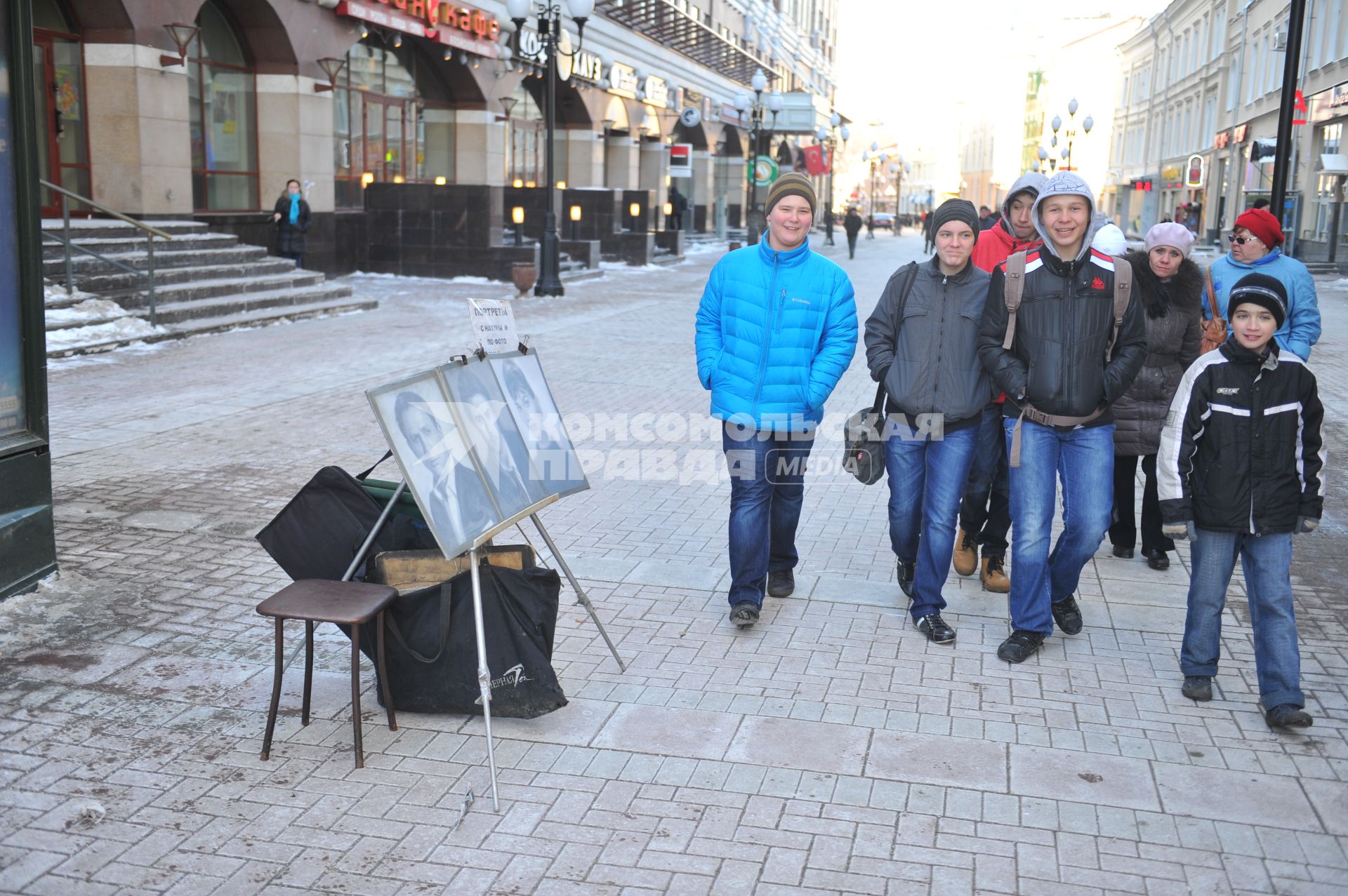 Виды Москвы. Улица Старый Арбат. На снимке: стенд с портретами голливудских актеров и подпись `Портреты с натуры и по фото`.