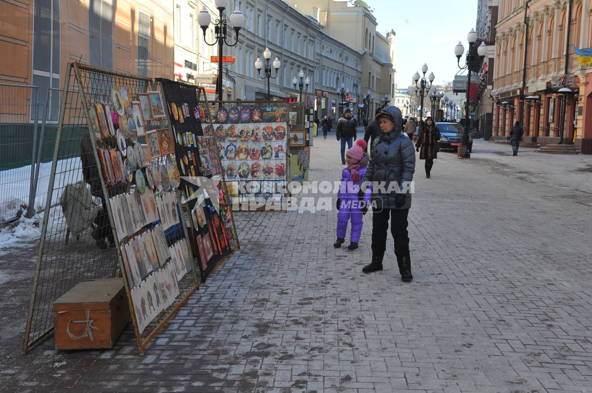 Виды Москвы. Улица Старый Арбат. На снимке: продажа картин.