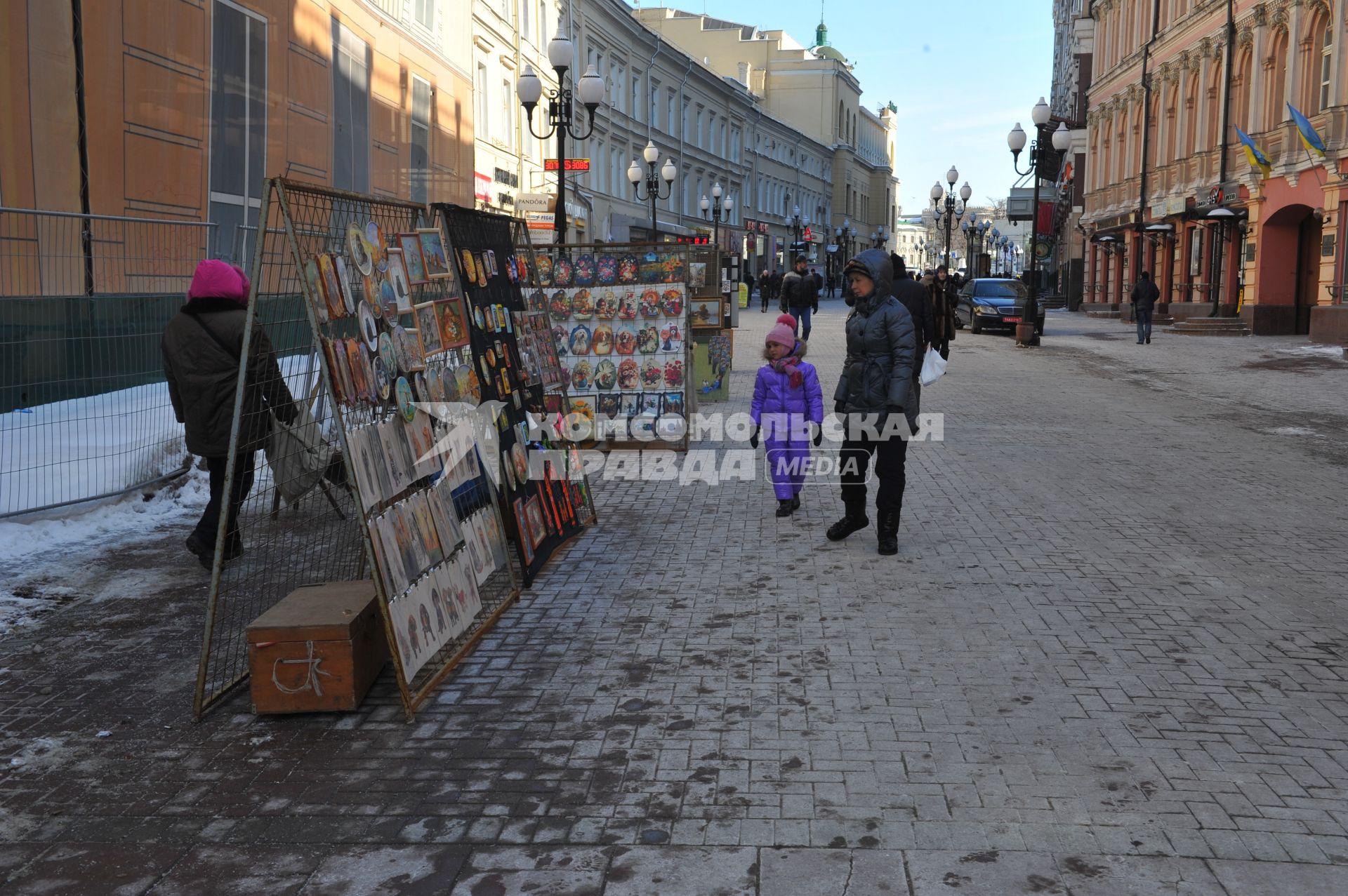 Виды Москвы. Улица Старый Арбат. На снимке: продажа картин.