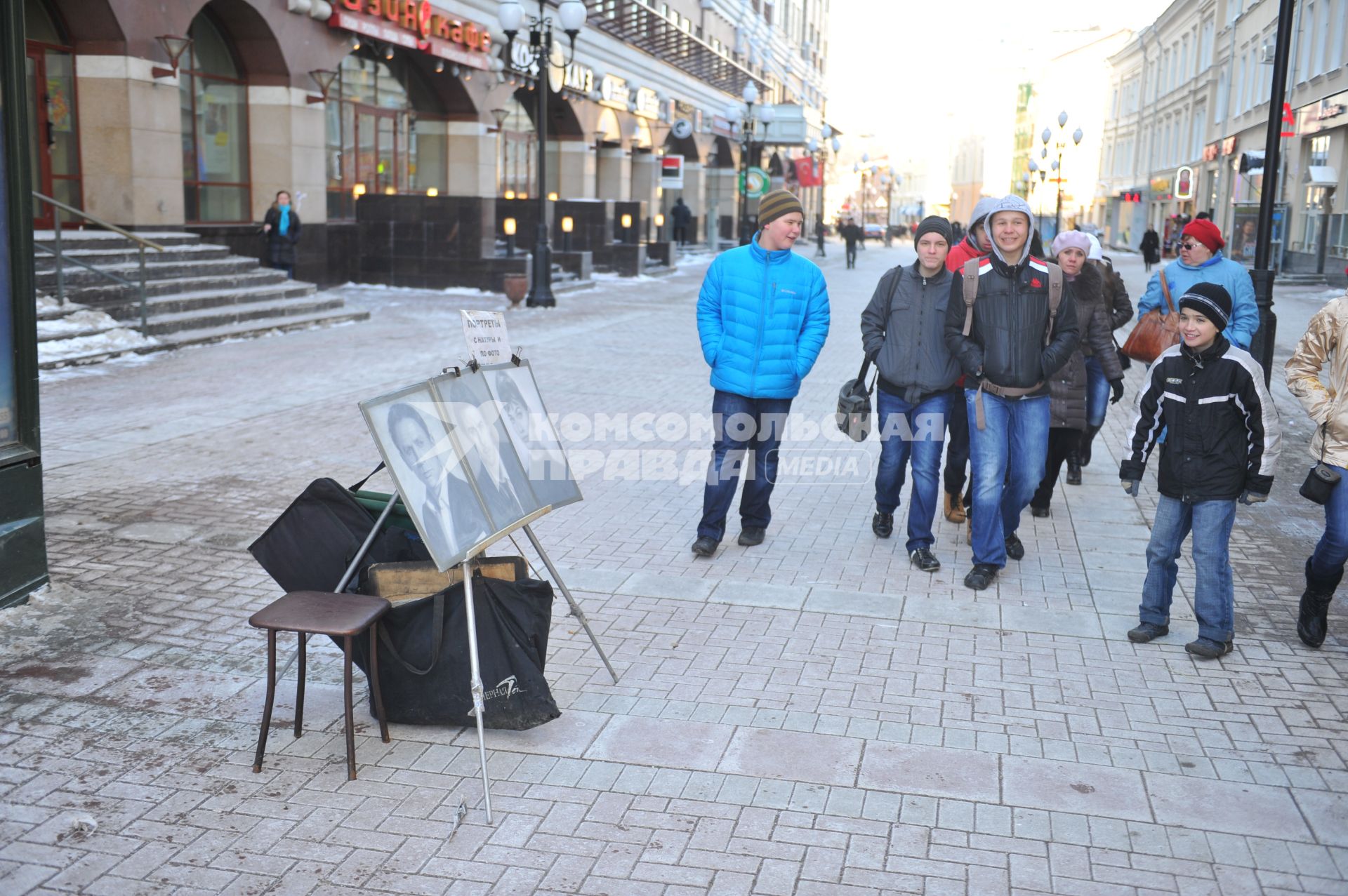 Виды Москвы. Улица Старый Арбат. На снимке: стенд с портретами голливудских актеров и подпись `Портреты с натуры и по фото`.