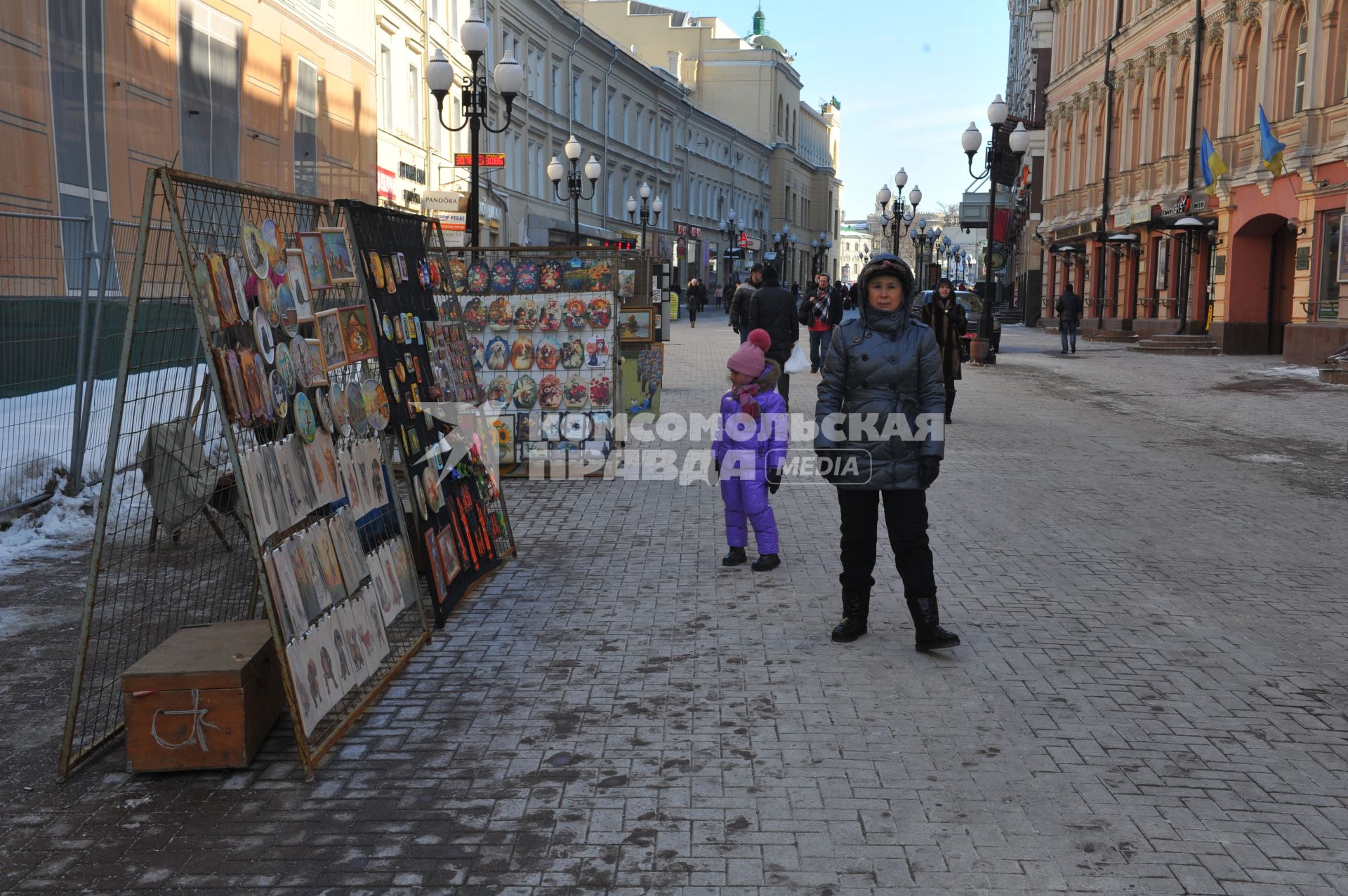 Виды Москвы. Улица Старый Арбат. На снимке: продажа картин.