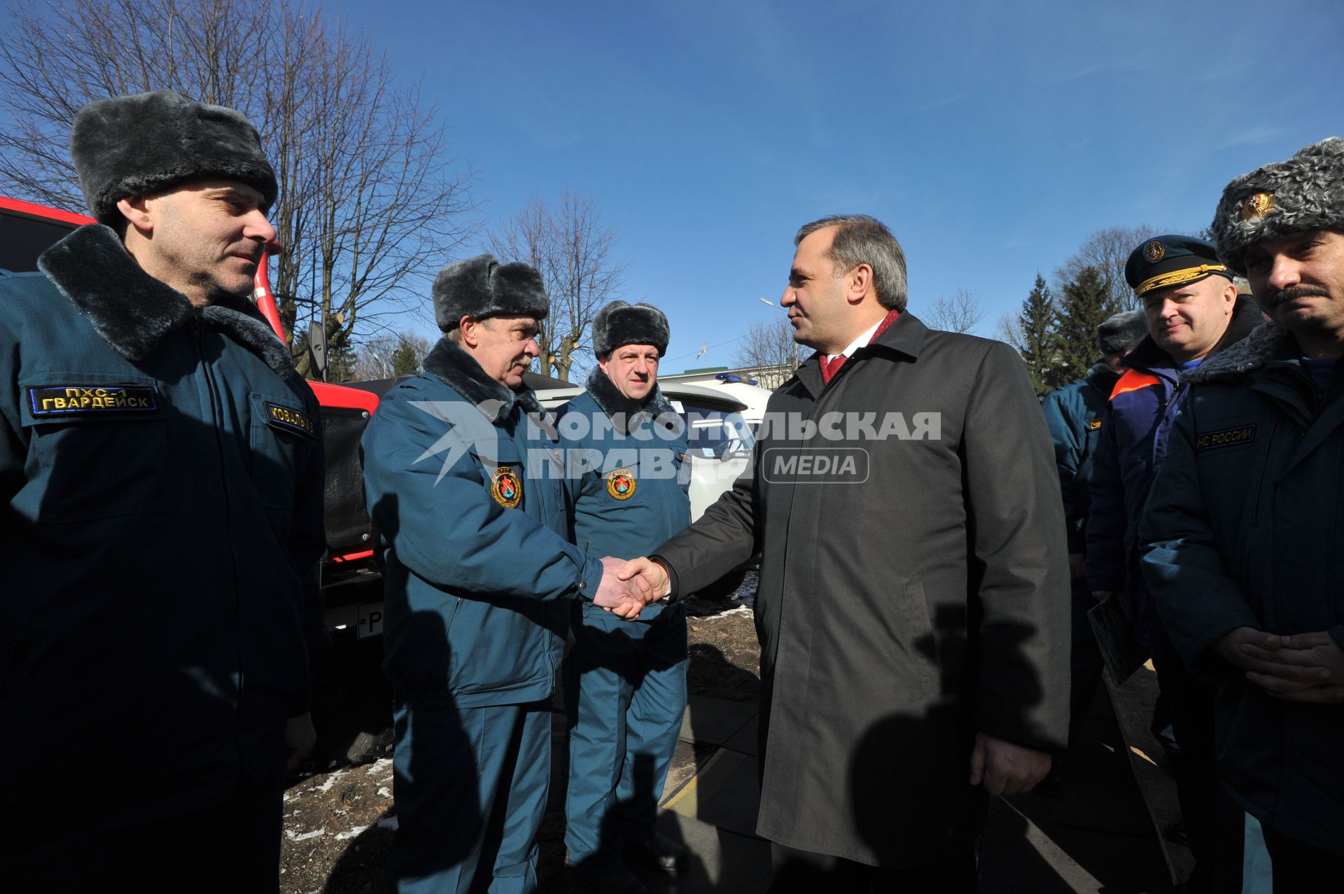 Рабочая поездка главы МЧС России Владимира Пучкова в Калининград. Полевой лагерь Единой государственной системы предупреждения и ликвидации чрезвычайных ситуаций (РСЧС) Калининградской области. На снимке: министр по делам ГО, ЧС и ликвидации последствий стихийных бедствий Владимир Пучков (справа).