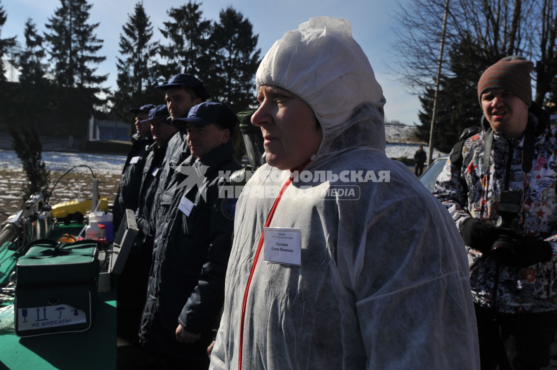 Рабочая поездка главы МЧС России Владимира Пучкова в Калининград. Полевой лагерь Единой государственной системы предупреждения и ликвидации чрезвычайных ситуаций (РСЧС) Калининградской области. На снимке: лаборант ГБУВ КО `Областной СББЖ` Елена Пивонова.