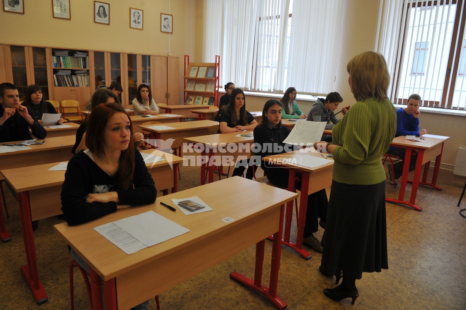 Репетиционный единый госэкзамен (ЕГЭ). На снимке: ученики за партой.