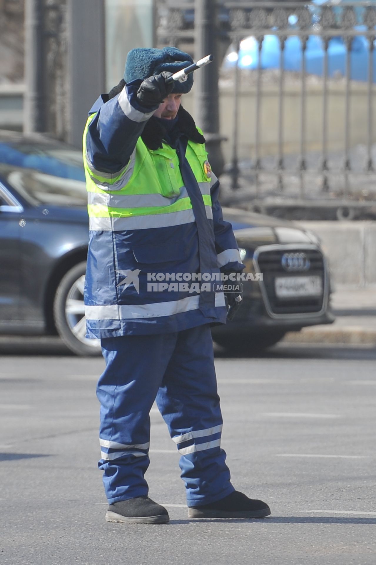 Сотрудник ДПС регулирует автомобильное движение.