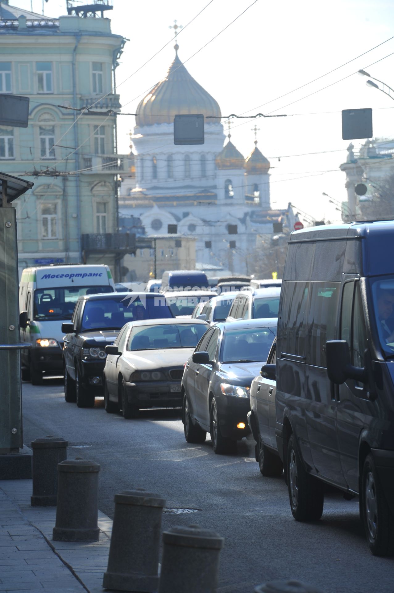 Автомобильное движение в центре Москвы.