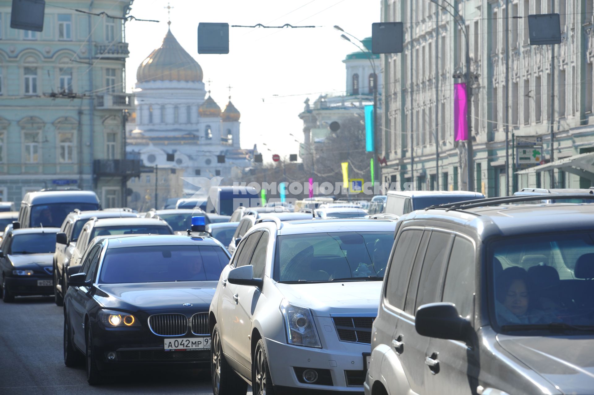 Автомобильное движение в центре Москвы.