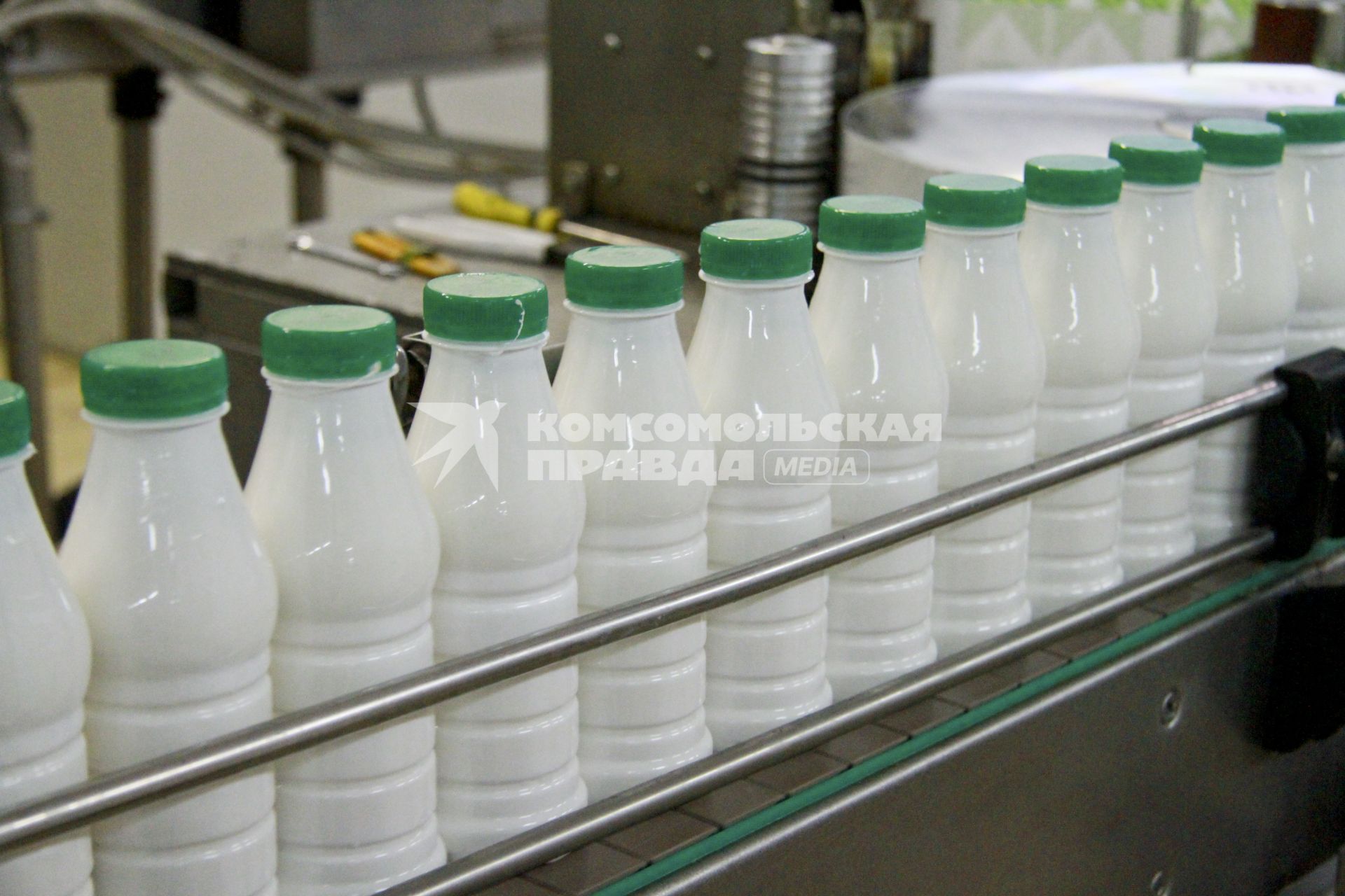 Линия розлива молочной продукции молочного комбината.