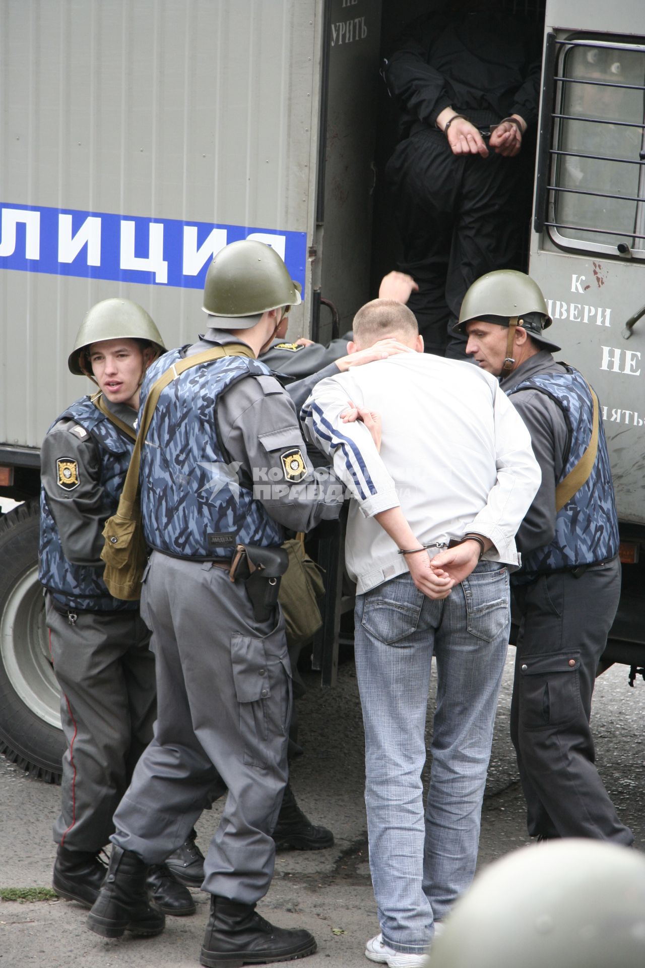 Задержание участников беспорядков полицейскими.