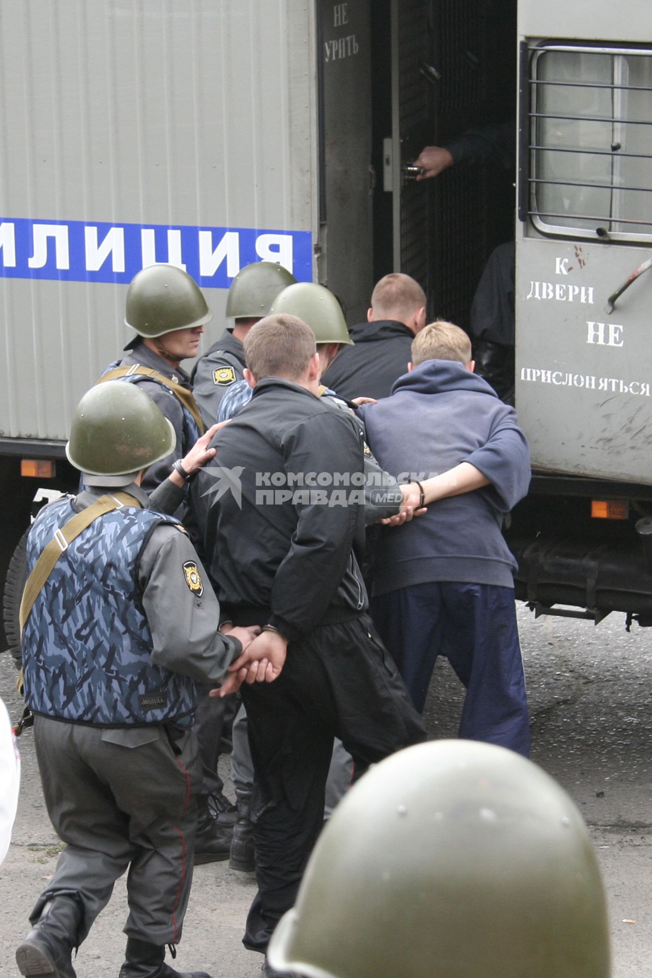 Задержание участников беспорядков полицейскими.