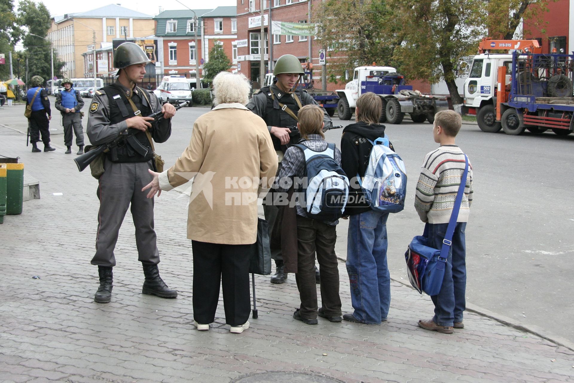 Полицейские с оружием в оцеплении не пускают прохожих на место проведения учений.