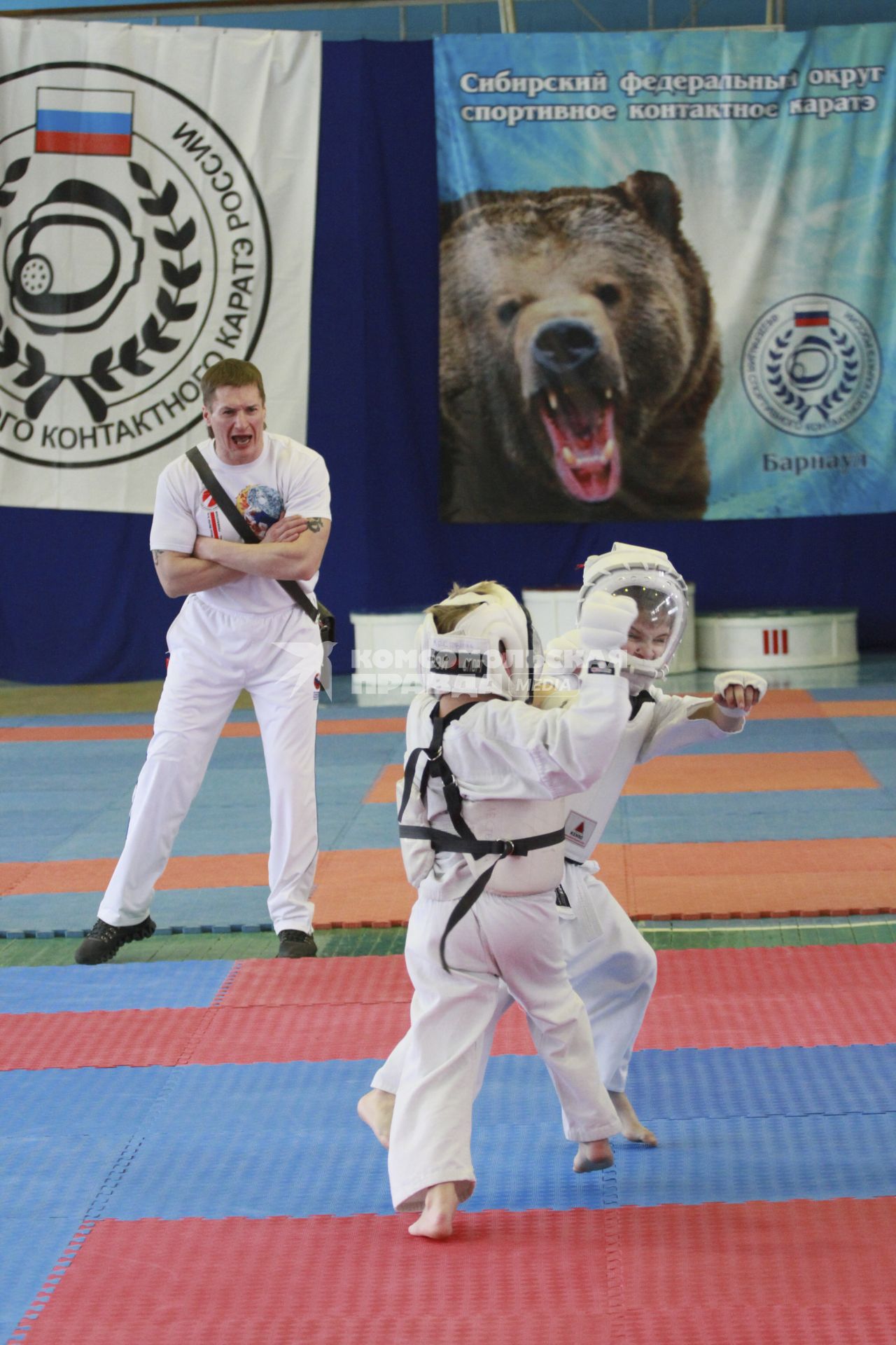 Кубок Сибирского федерального округа по спортивному контактному карате. На снимке: участники соревнований и тренер.