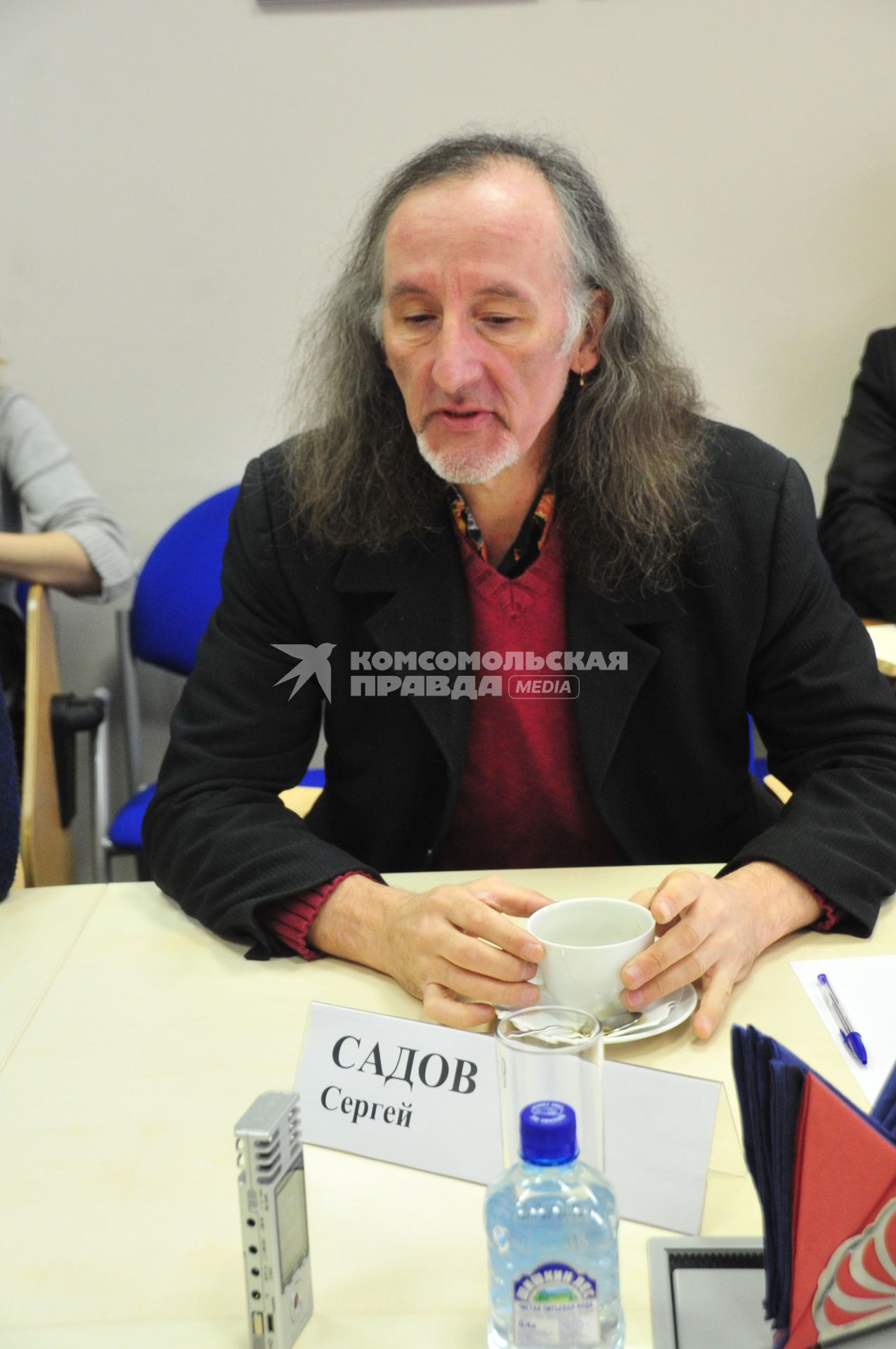 ИД `Комсомольская правда`. Круглый стол на тему: `Что будет с московским Арбатом?`. На снимке:  член объединения `Звезды Арбата` Сергей Садов