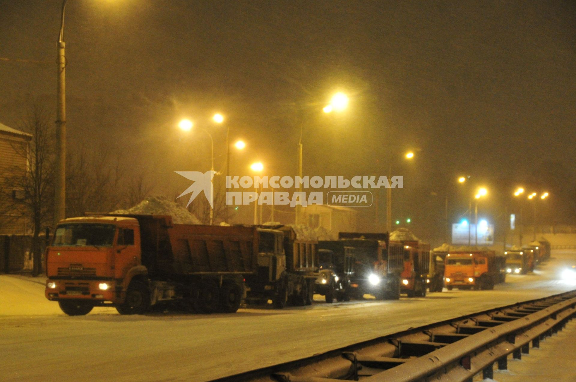 Снегопад в марте. На снимке: автомобили груженные  снегом на ночных улицах Москвы.