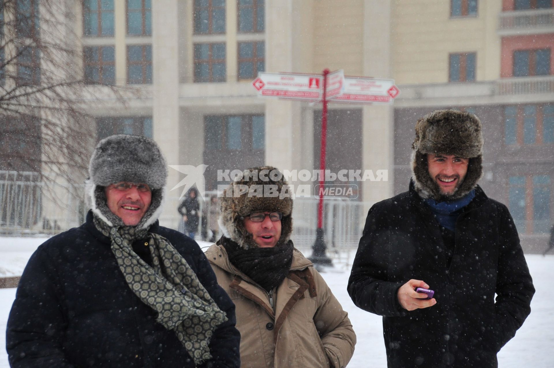 Метель в городе. На снимке: мужчины в шапках-ушанках.