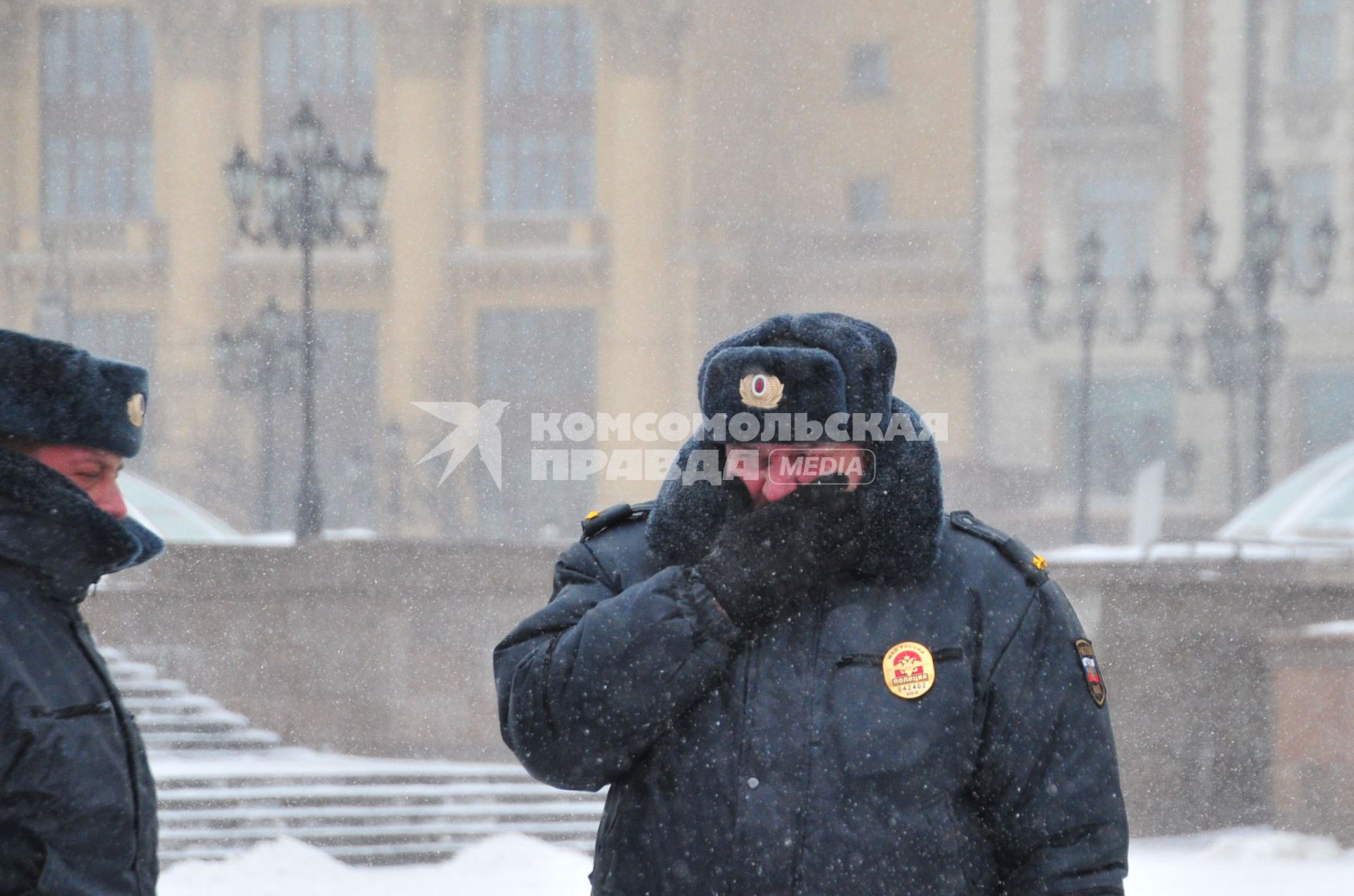 Метель в городе. На снимке: сотрудники правоохранительных органов.