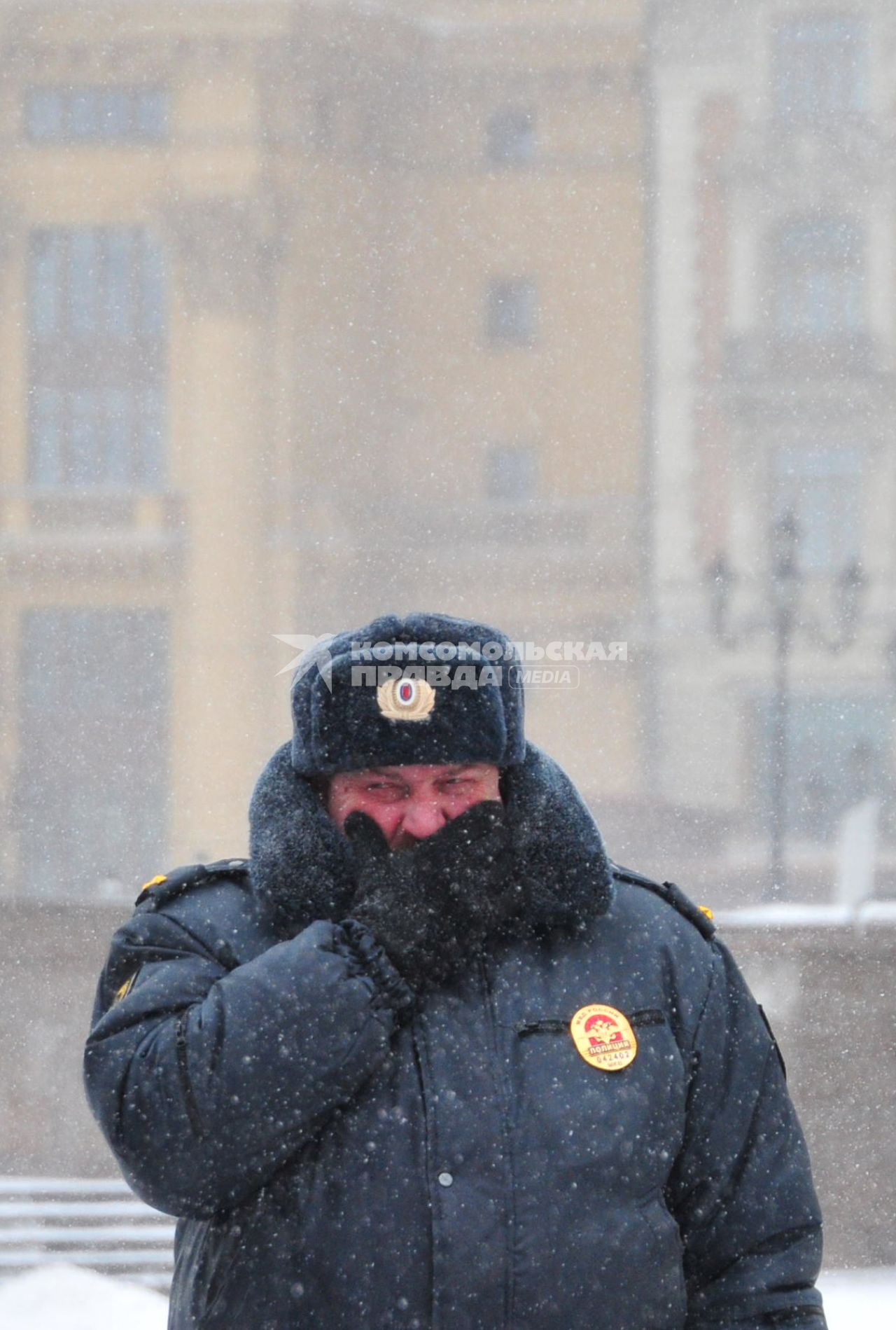 Метель в городе. На снимке: сотрудник правоохранительных органов.