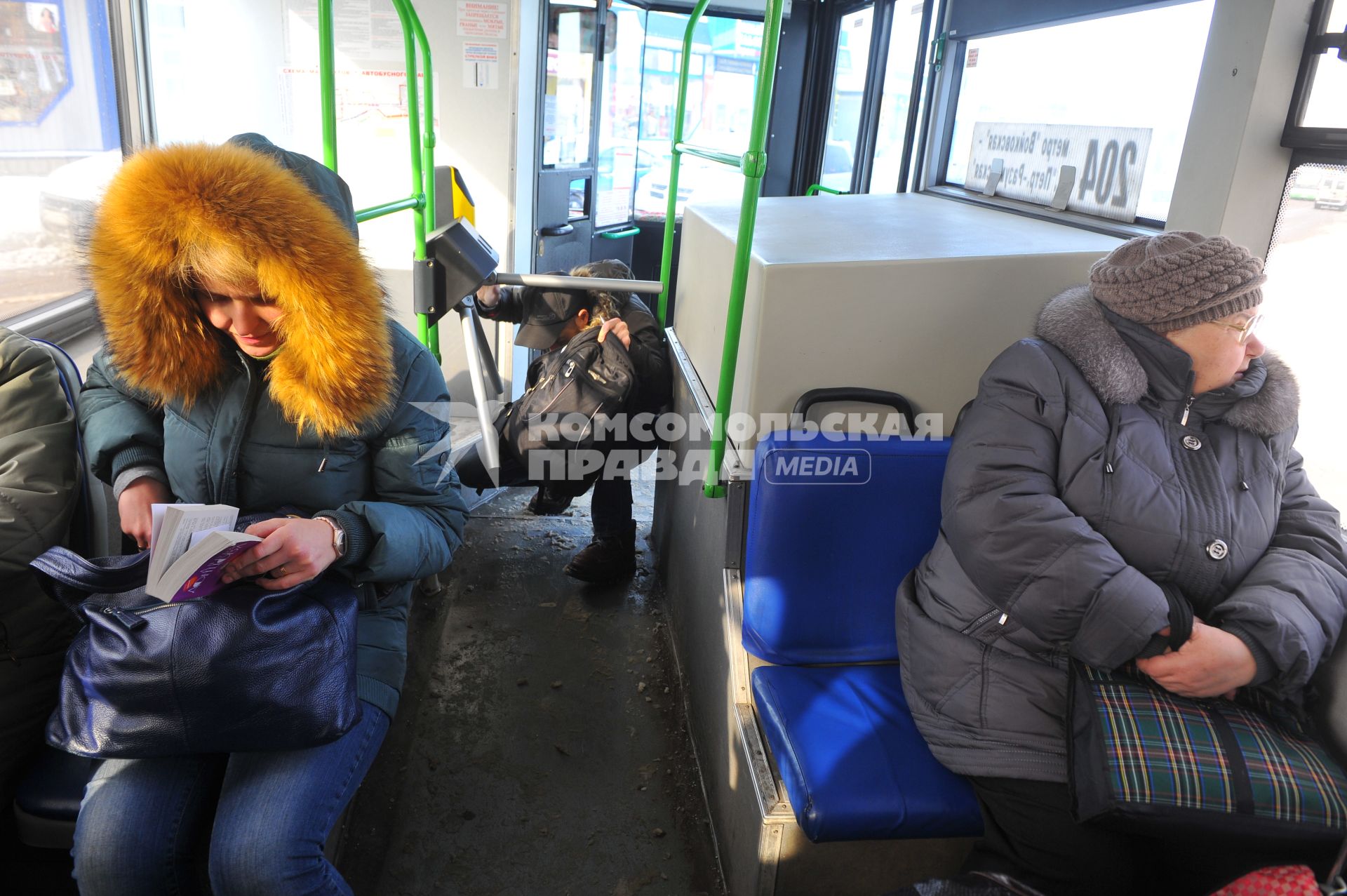 Поездка на автобусе. На снимке: безбилетный пассажир.