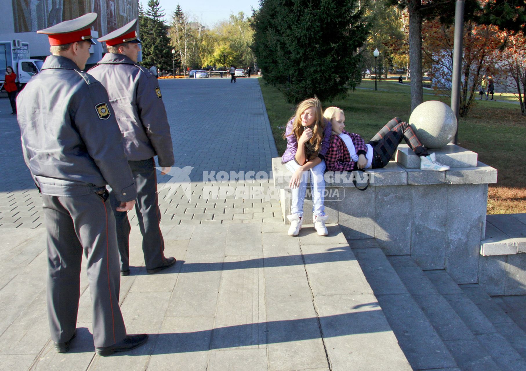 Патрульные полицейские разговаривают с подростками.