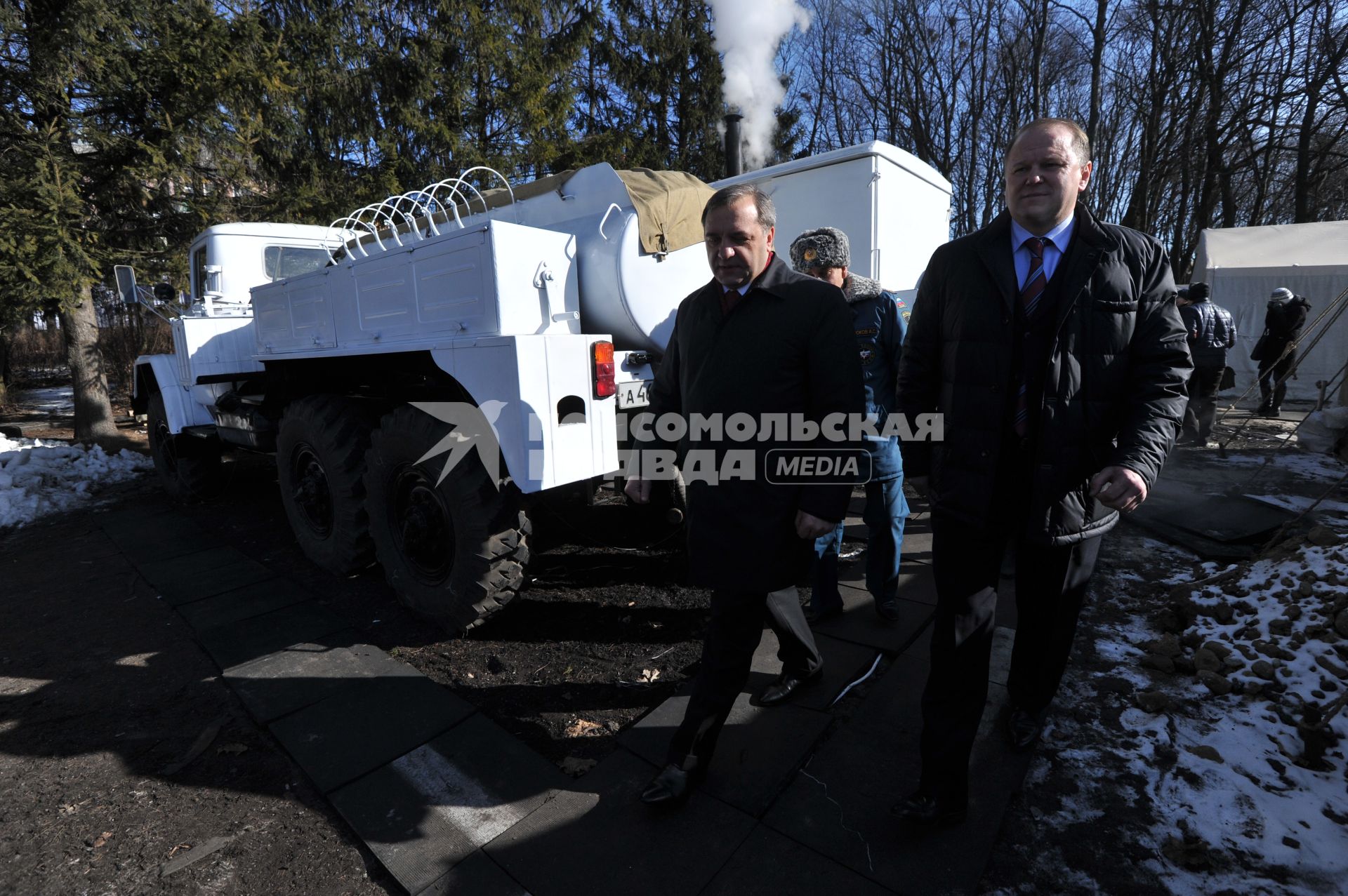 Рабочая поездка главы МЧС России Владимира Пучкова в Калининград. Осмотр подвижных пунктов первоочередного жизнеобеспечения и информирования населения, пострадавшего в чрезвычайных ситуациях. На снимке: министр по делам гражданской обороны, чрезвычайным ситуациям и ликвидации последствий стихийных бедствий Владимир Пучков и губернатор Калининградской области Николай Цуканов (слева направо).