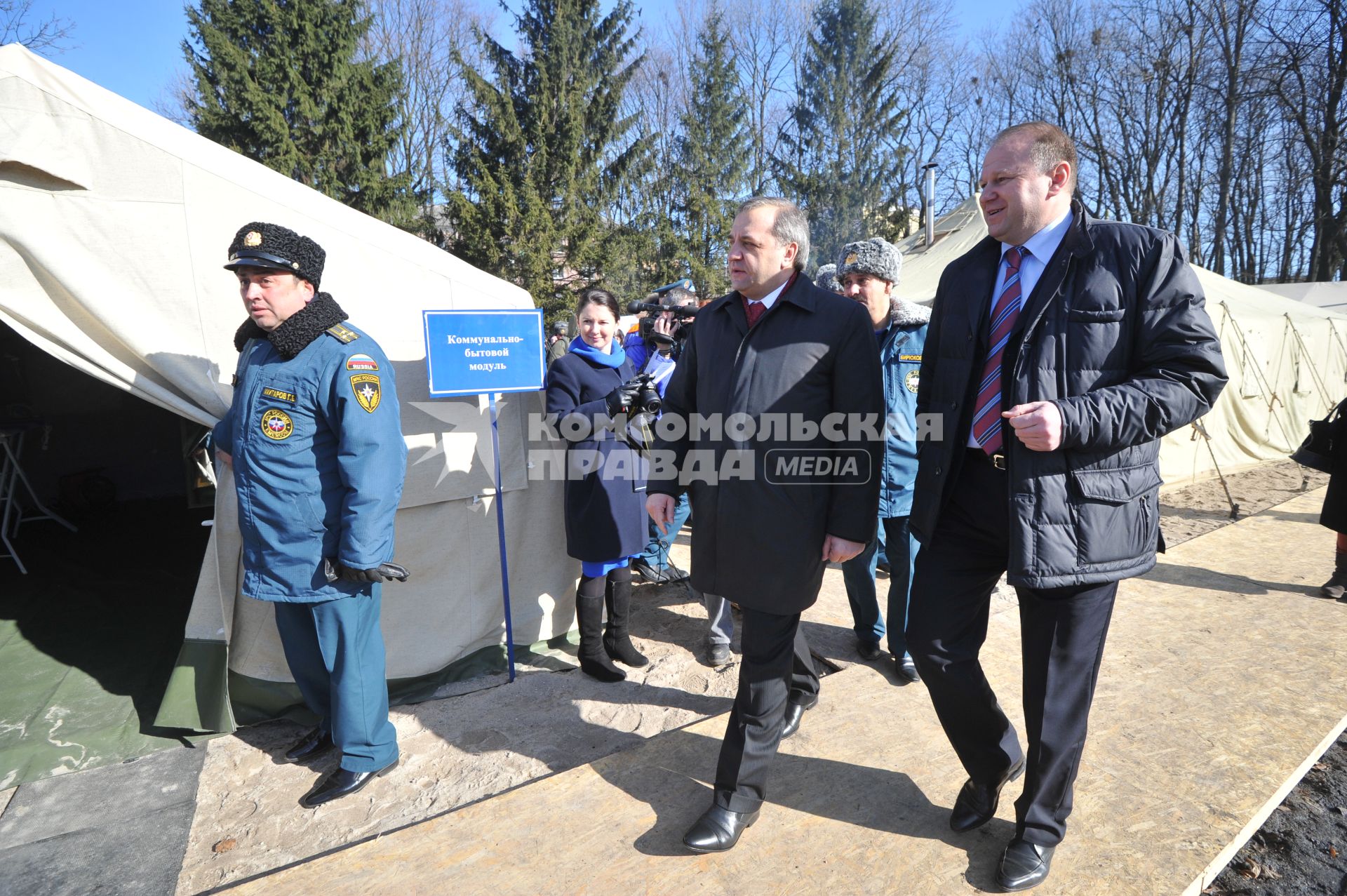 Рабочая поездка главы МЧС России Владимира Пучкова в Калининград. Осмотр подвижных пунктов первоочередного жизнеобеспечения и информирования населения, пострадавшего в чрезвычайных ситуациях. На снимке: министр по делам гражданской обороны, чрезвычайным ситуациям и ликвидации последствий стихийных бедствий Владимир Пучков и губернатор Калининградской области Николай Цуканов (слева направо).