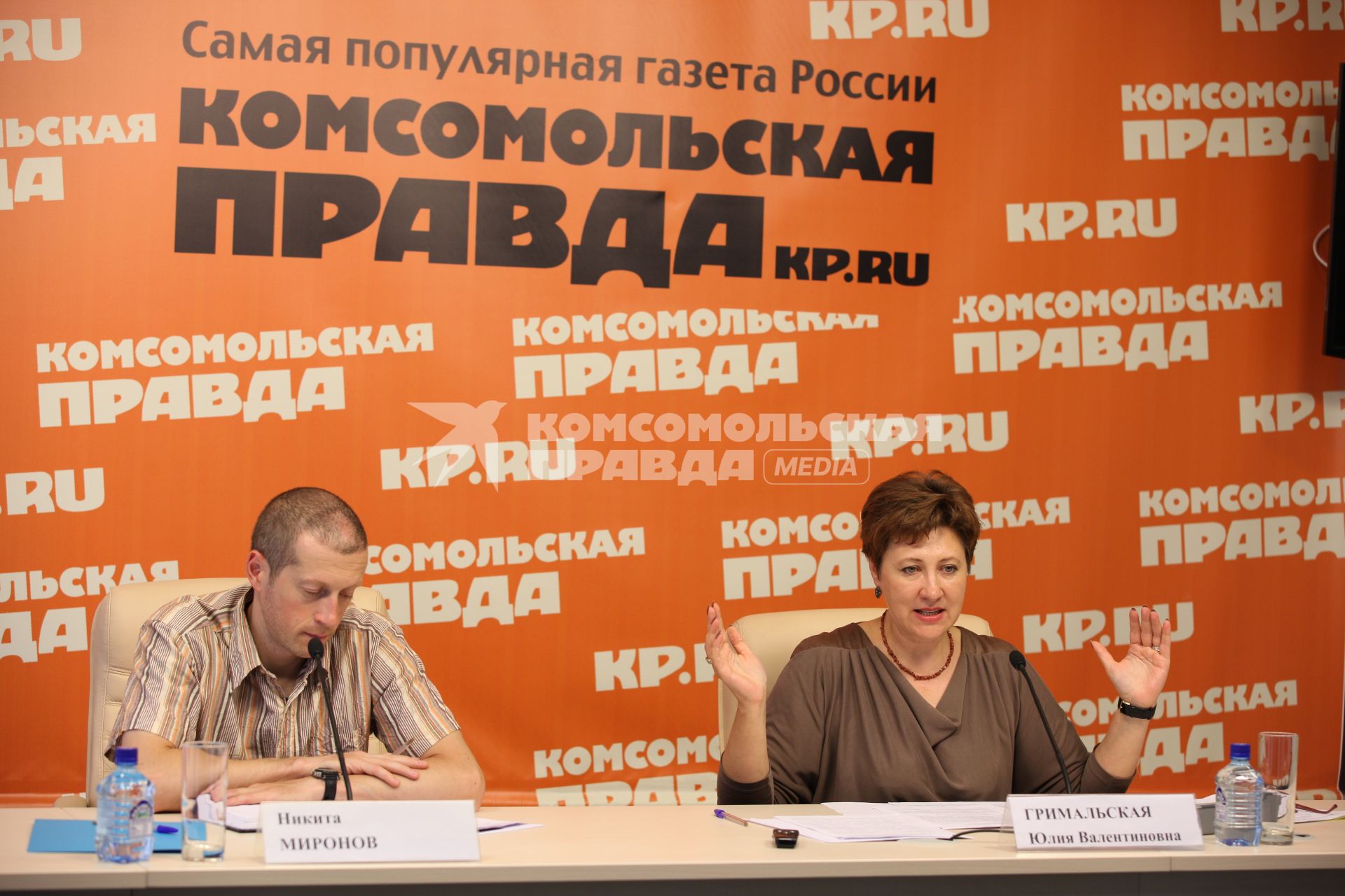 ИД `Комсомольская правда`. Корреспондент `КП` Никита Миронов и руководитель Департамента семейной и молодежной политики Москвы Юлия Гримальская